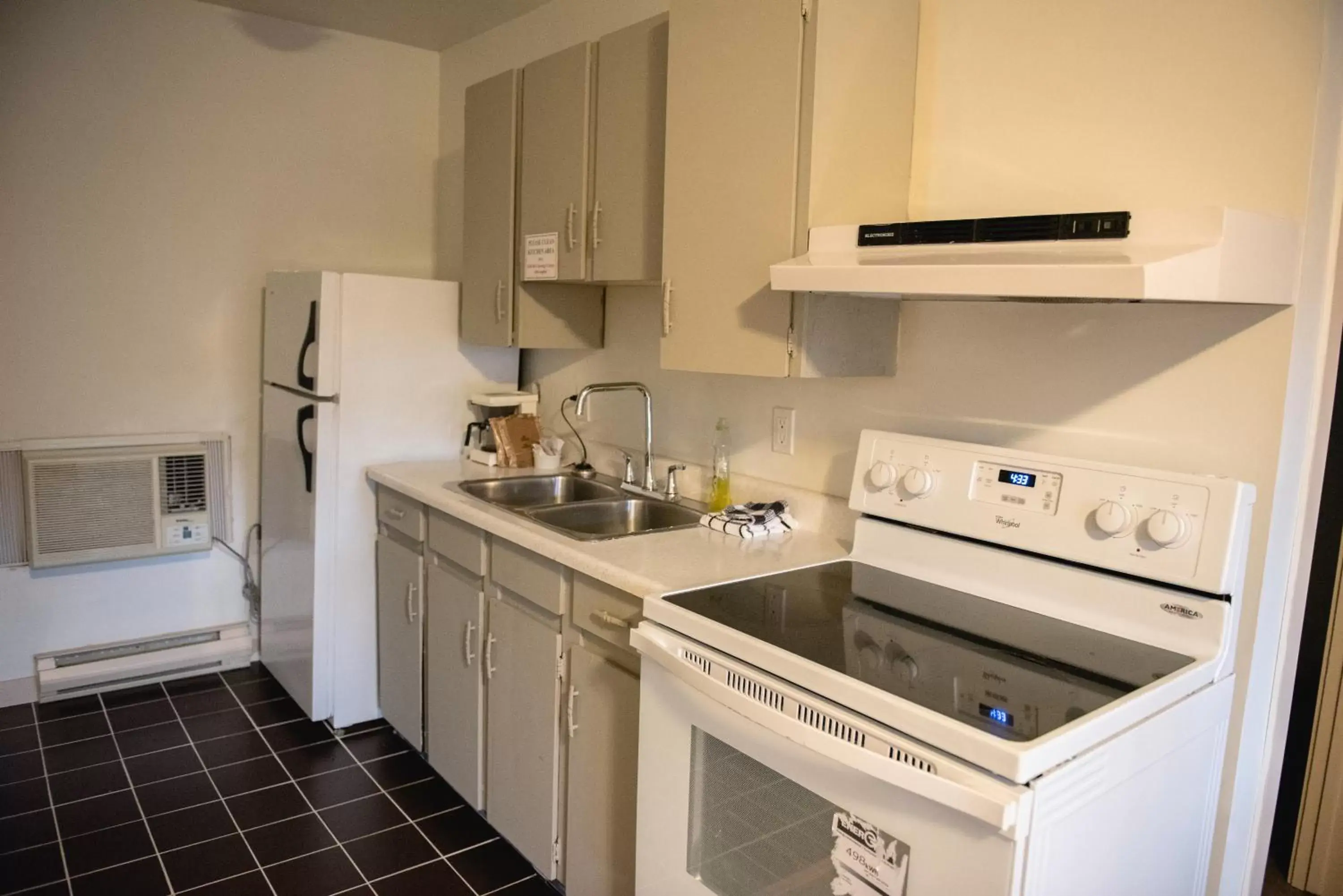 Kitchen/Kitchenette in Radium Park Lodge