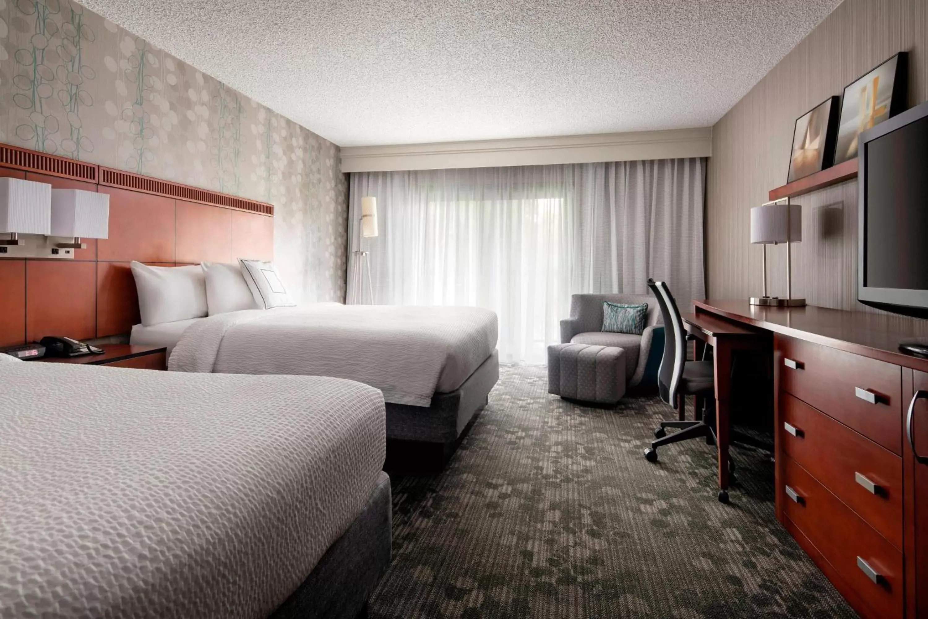 Photo of the whole room, Bed in Courtyard by Marriott San Francisco Airport