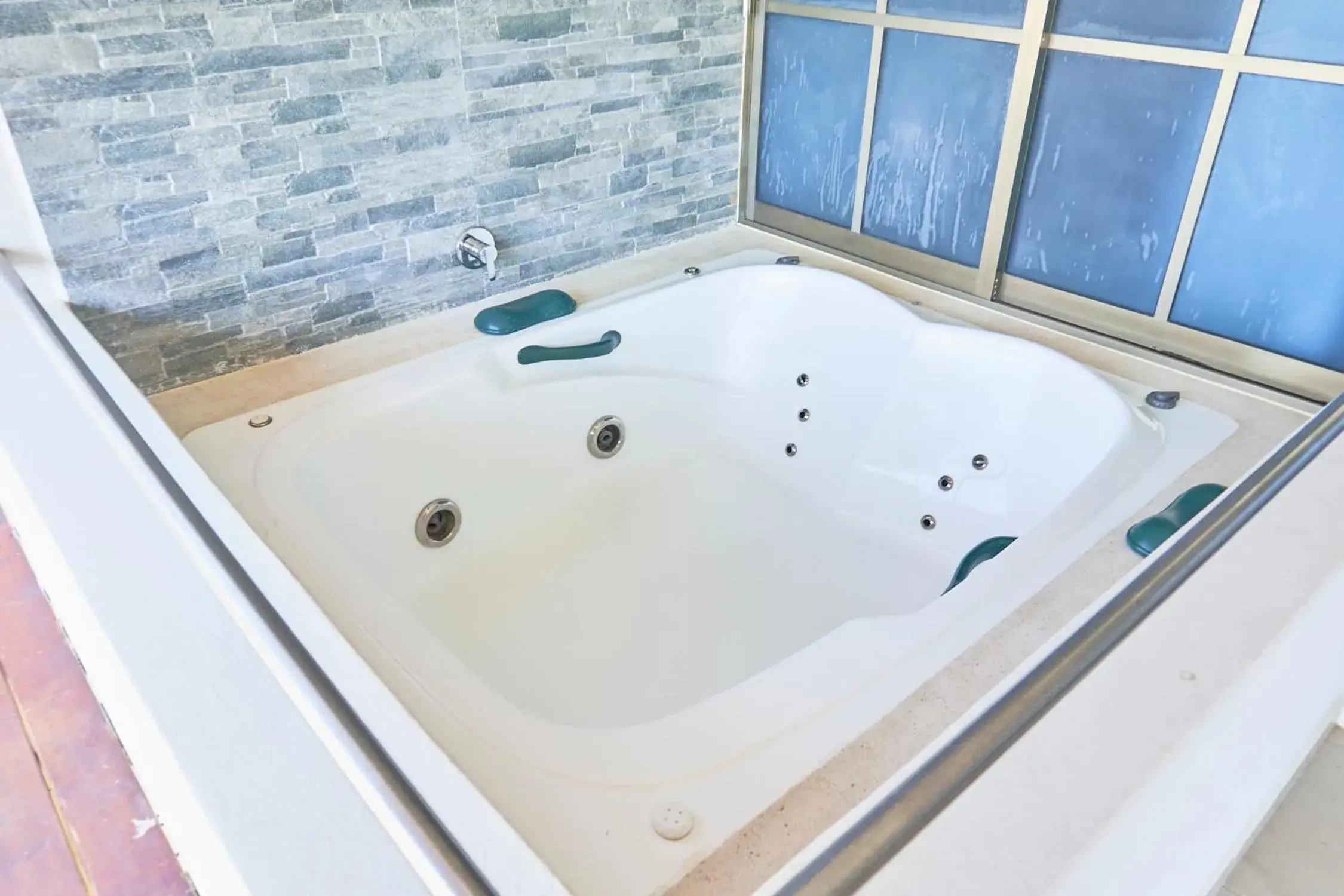 Hot Tub, Bathroom in Hotel Casa Justina