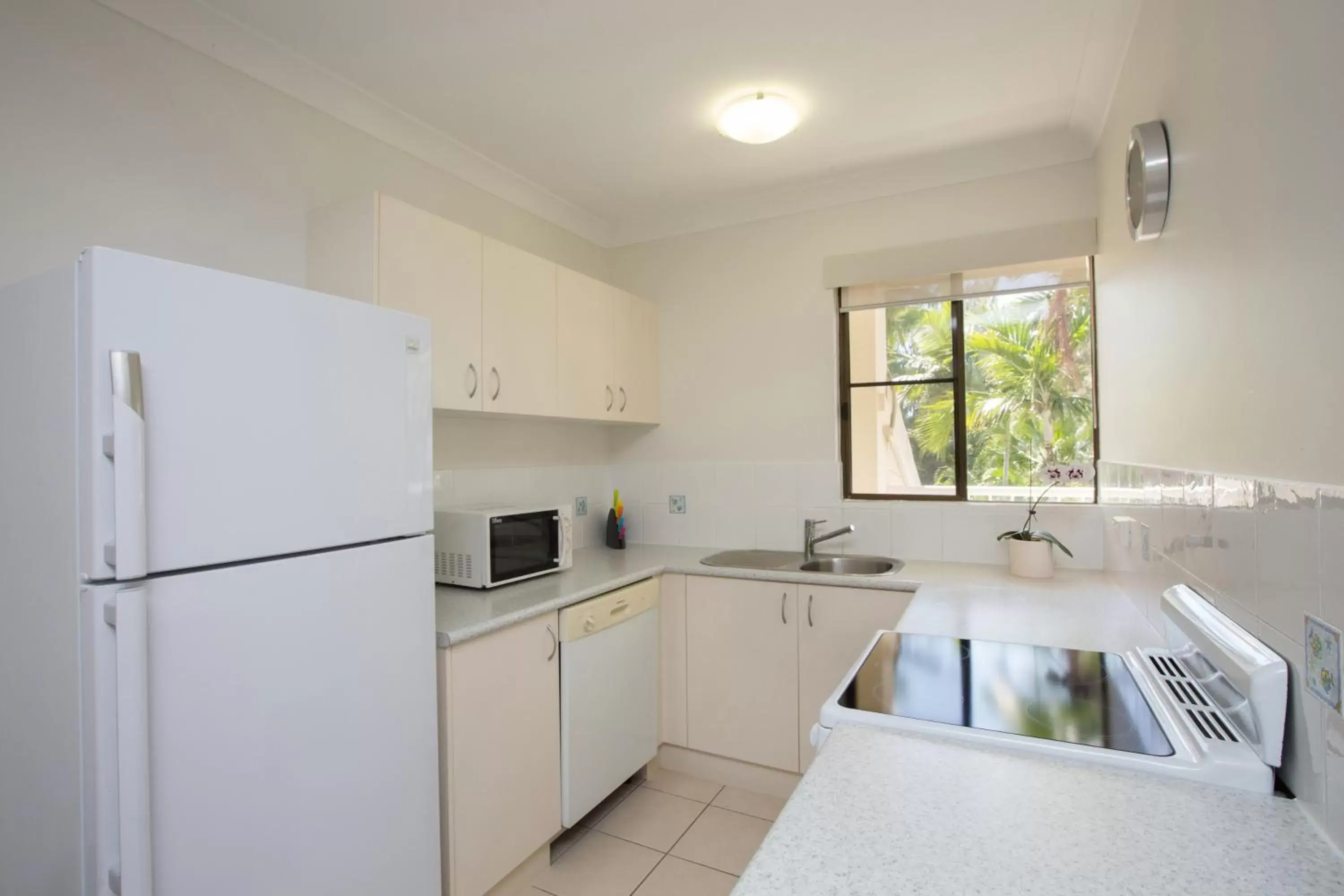 Coffee/tea facilities, Kitchen/Kitchenette in Melaleuca Resort