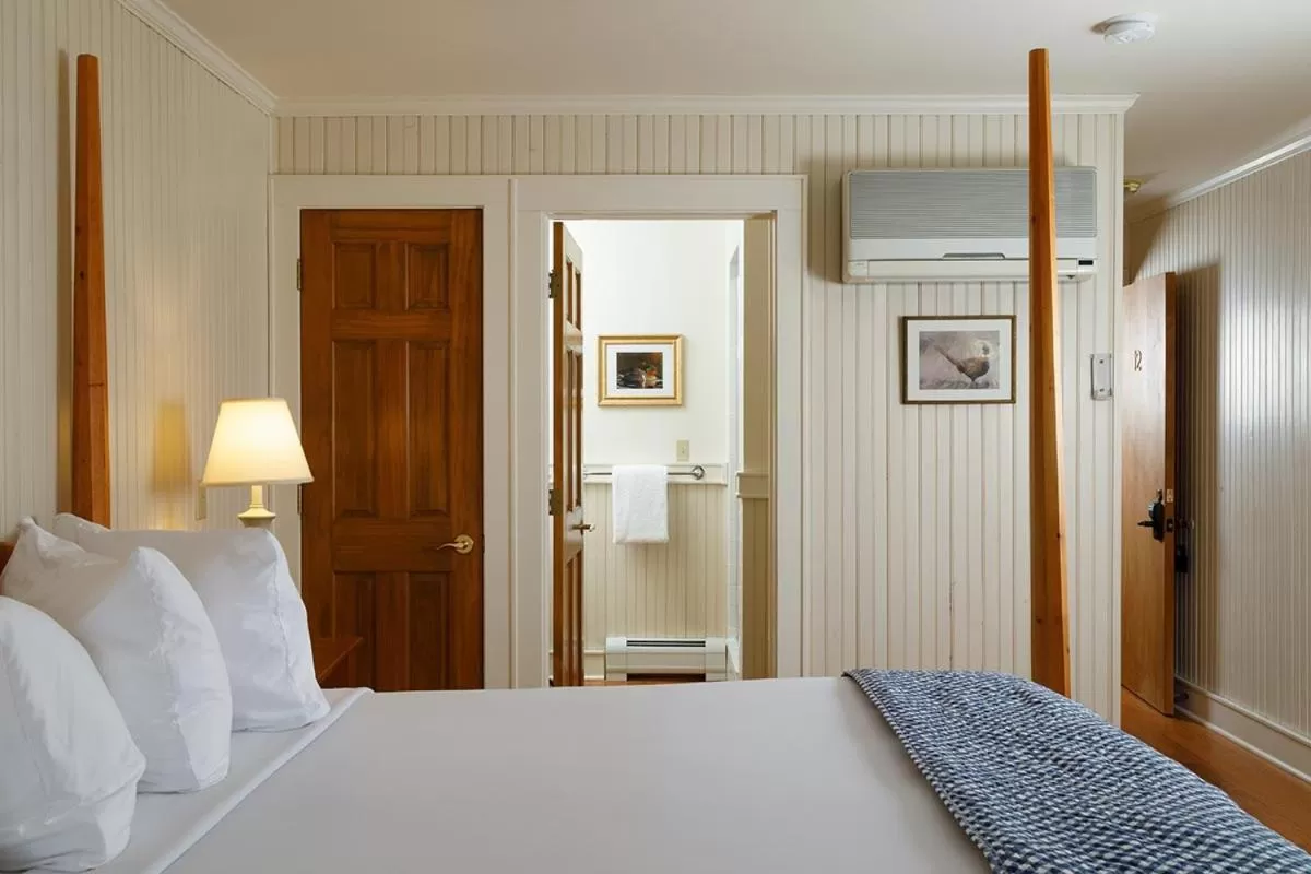 Bed in Friends Lake Inn