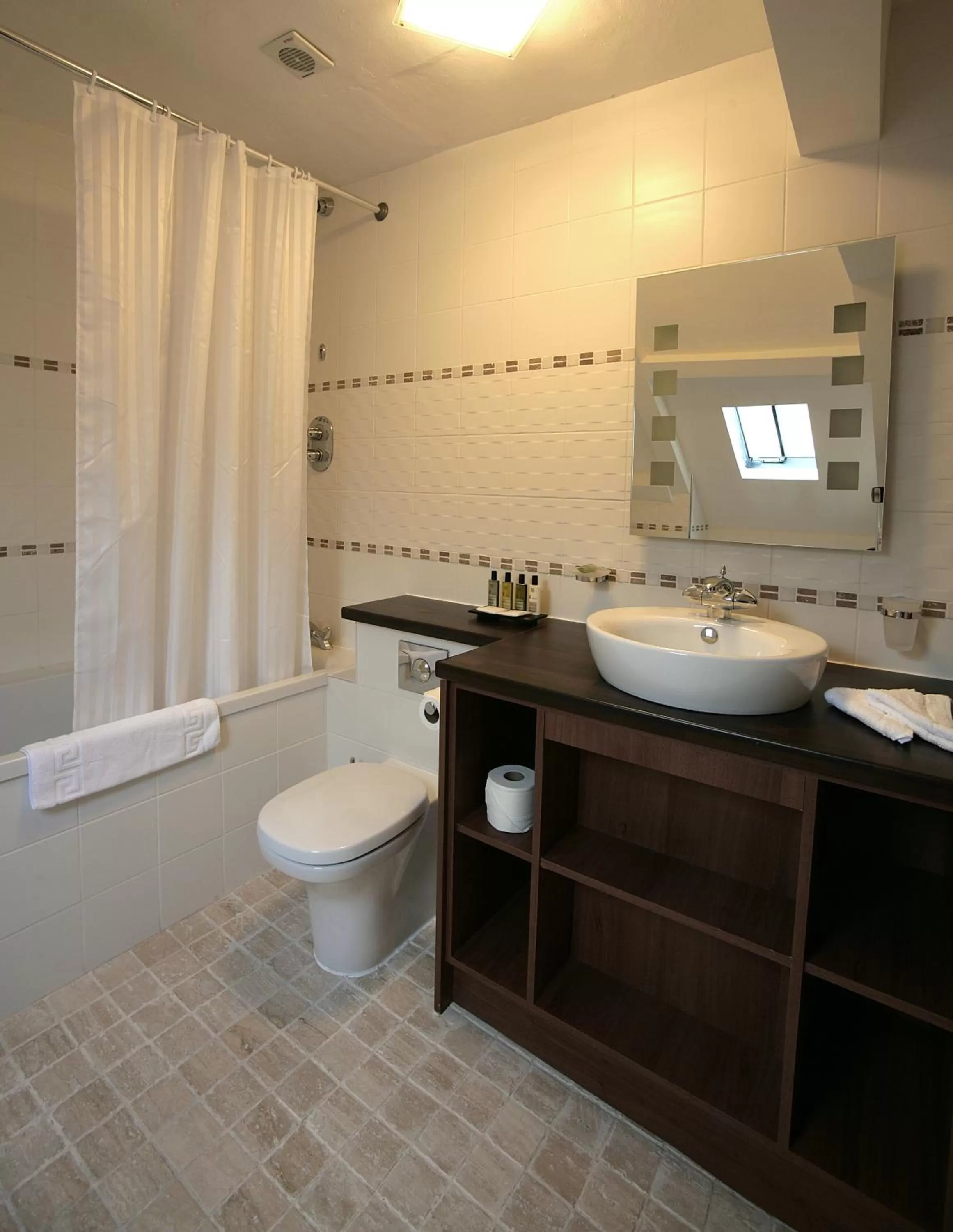 Shower in Colwick Hall Hotel