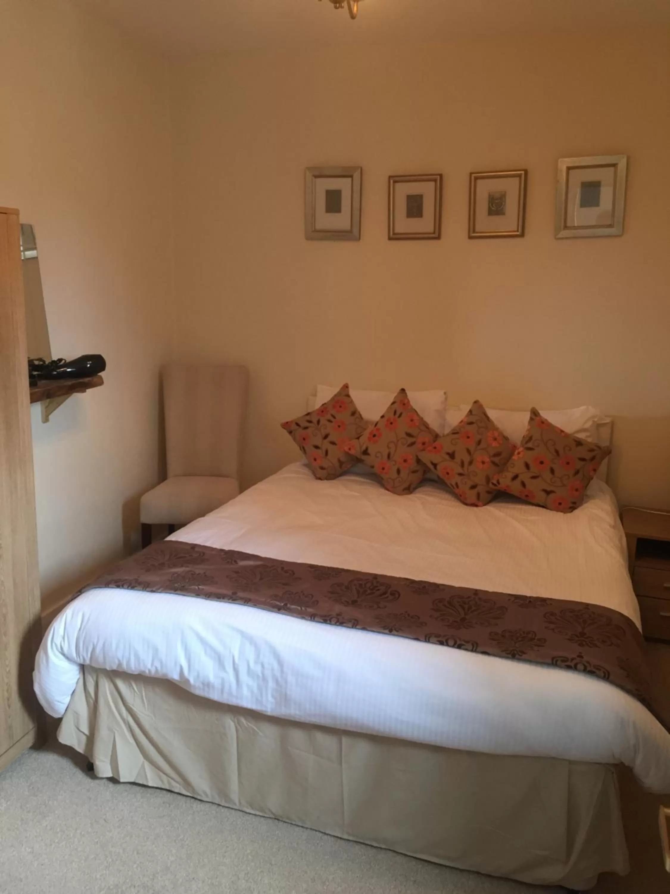 Bed in The Globe Inn