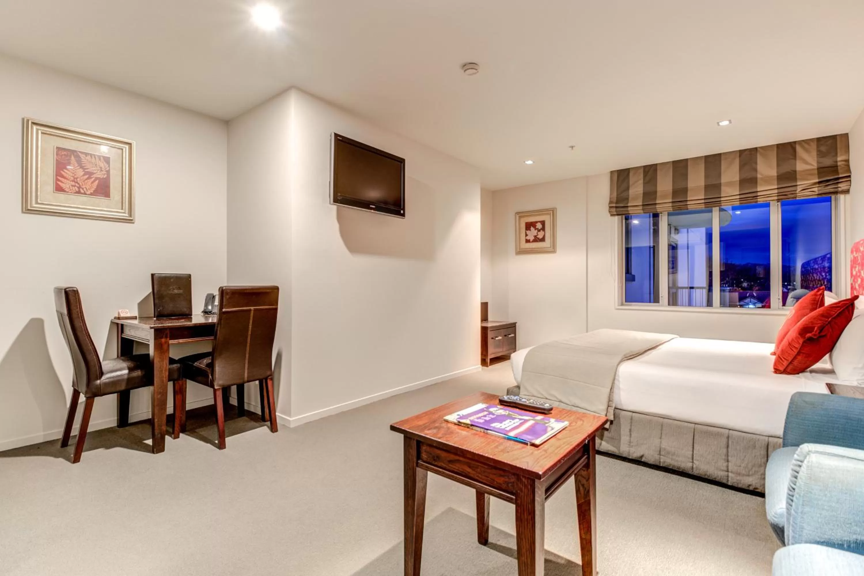 Living room, Bed in Parkview On Hagley