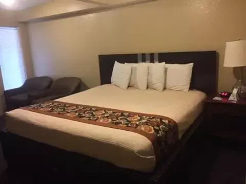 Bed in Americas Best Value Inn Caldwell