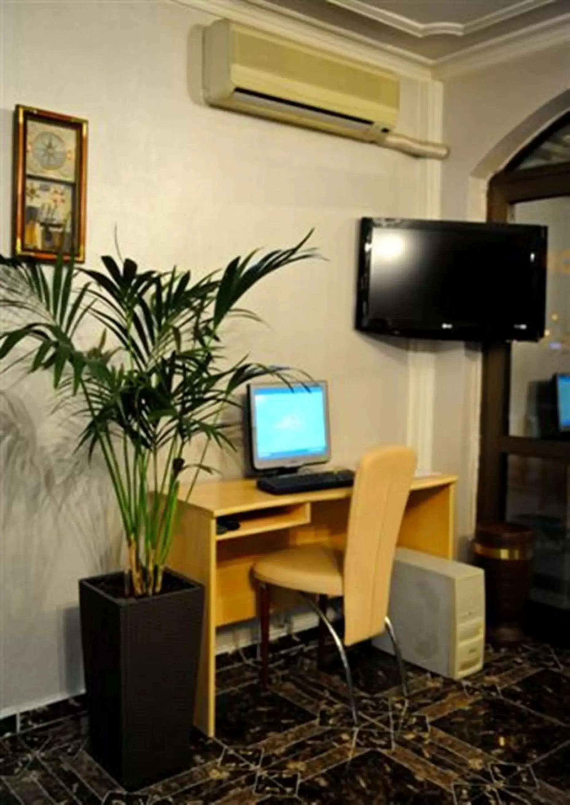 TV and multimedia, TV/Entertainment Center in Hotel Evropa