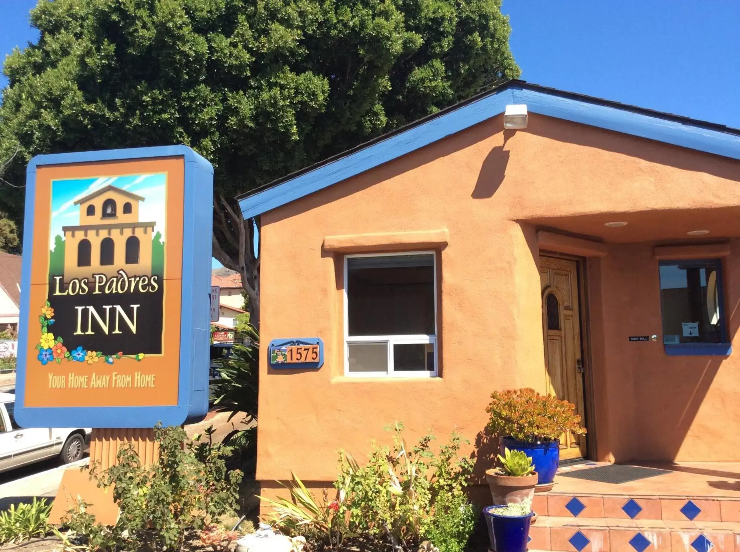 Facade/entrance in Los Padres Inn