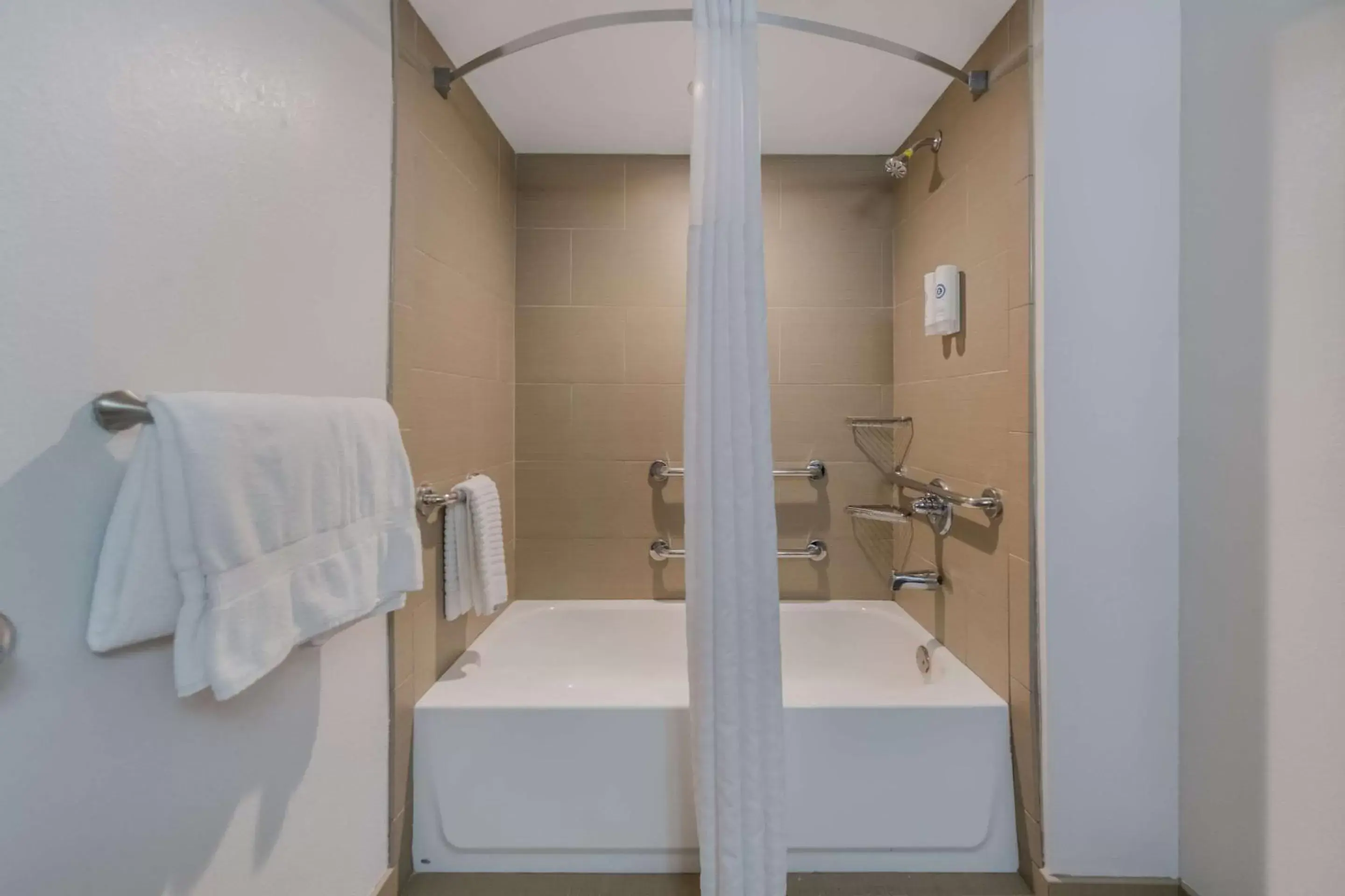 Bedroom, Bathroom in Comfort Inn Newport News - Hampton I-64