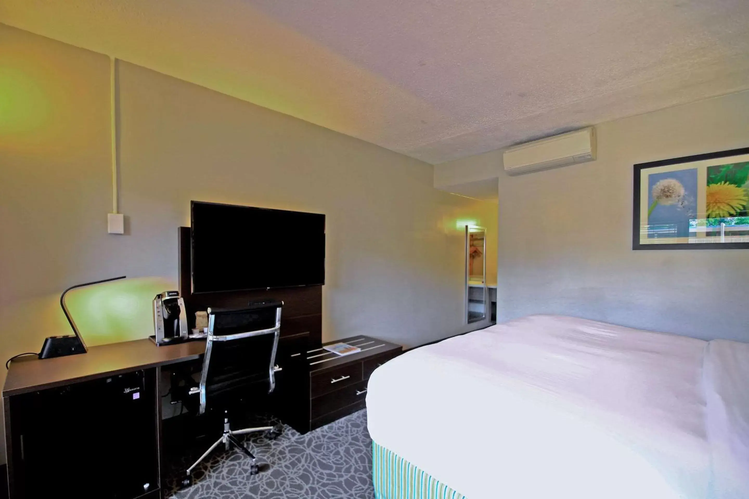 Photo of the whole room, Bed in El Sendero Inn, Ascend Hotel Collection