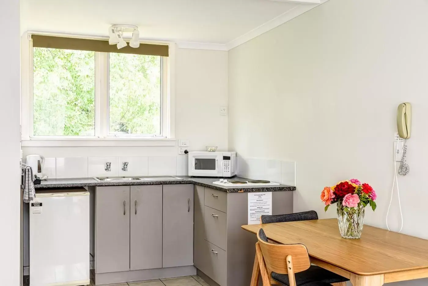 Coffee/tea facilities, Kitchen/Kitchenette in Motueka Garden Motel