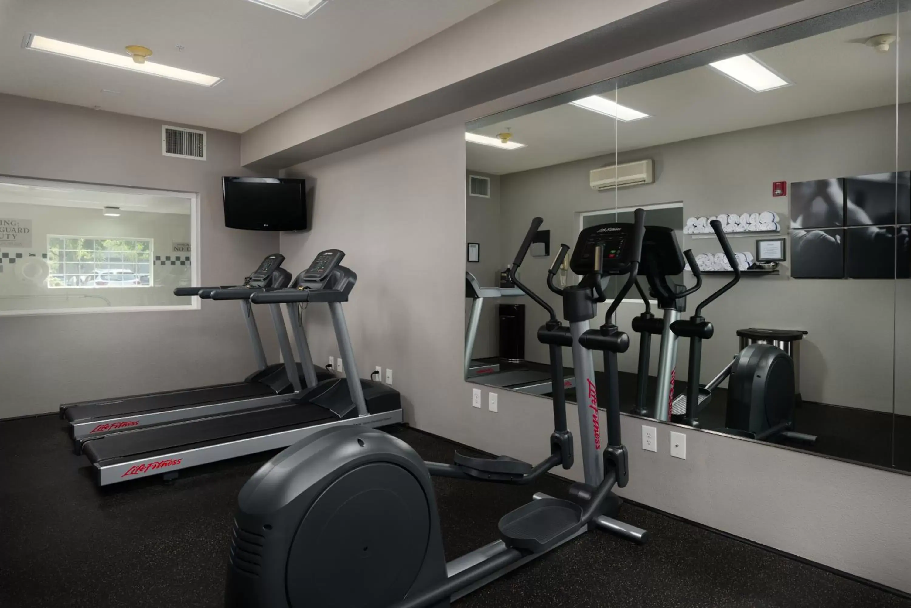 Fitness centre/facilities, Fitness Center/Facilities in Country Inn & Suites by Radisson, Portland International Airport, OR