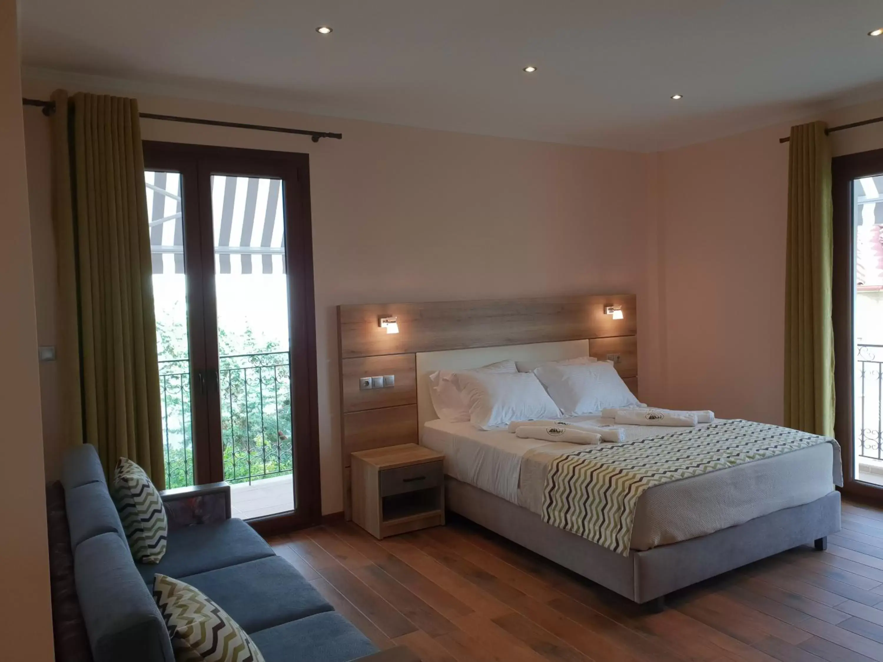 Photo of the whole room, Bed in Mondeus Inn Luxury