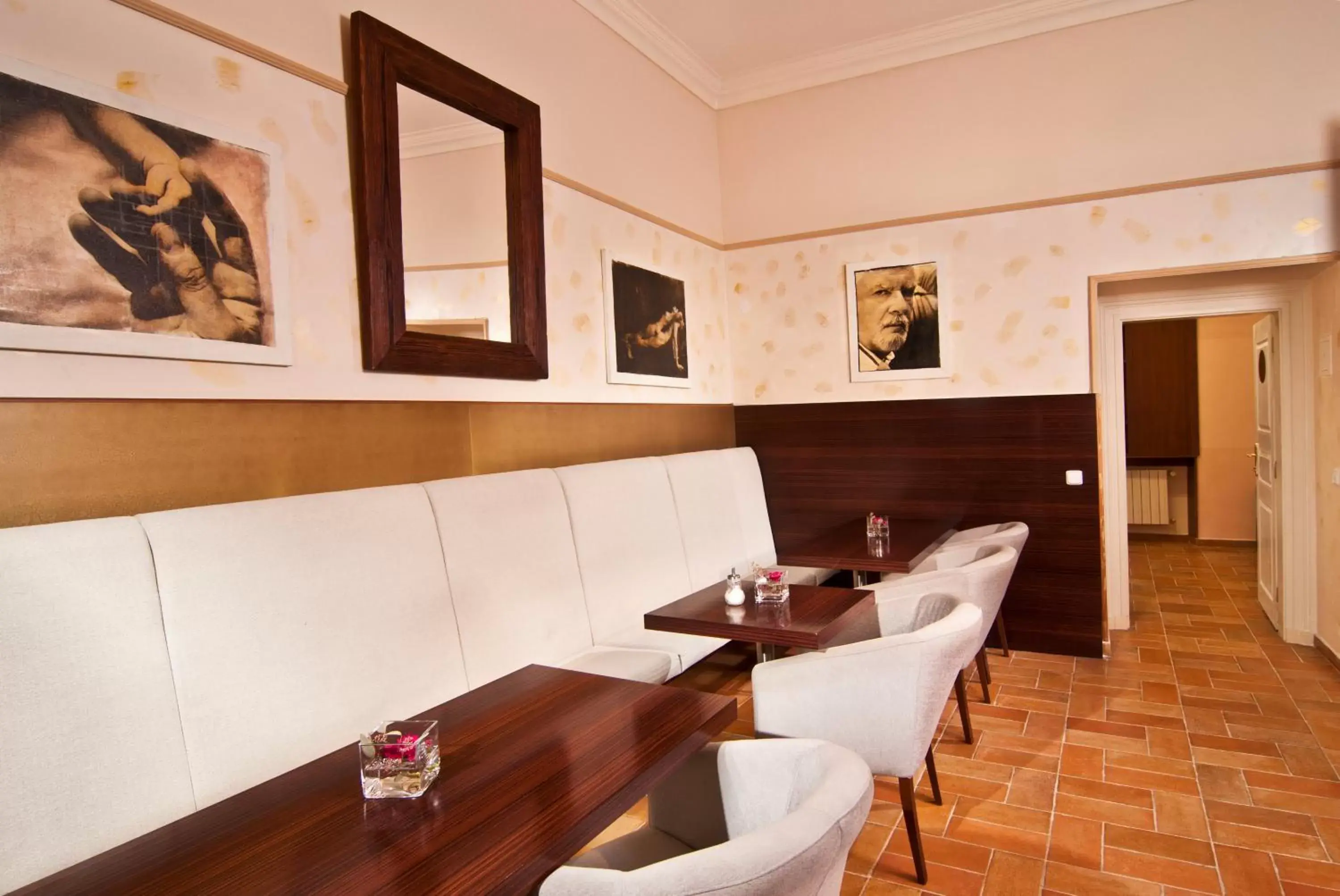 Restaurant/places to eat in Hotel Praga 1