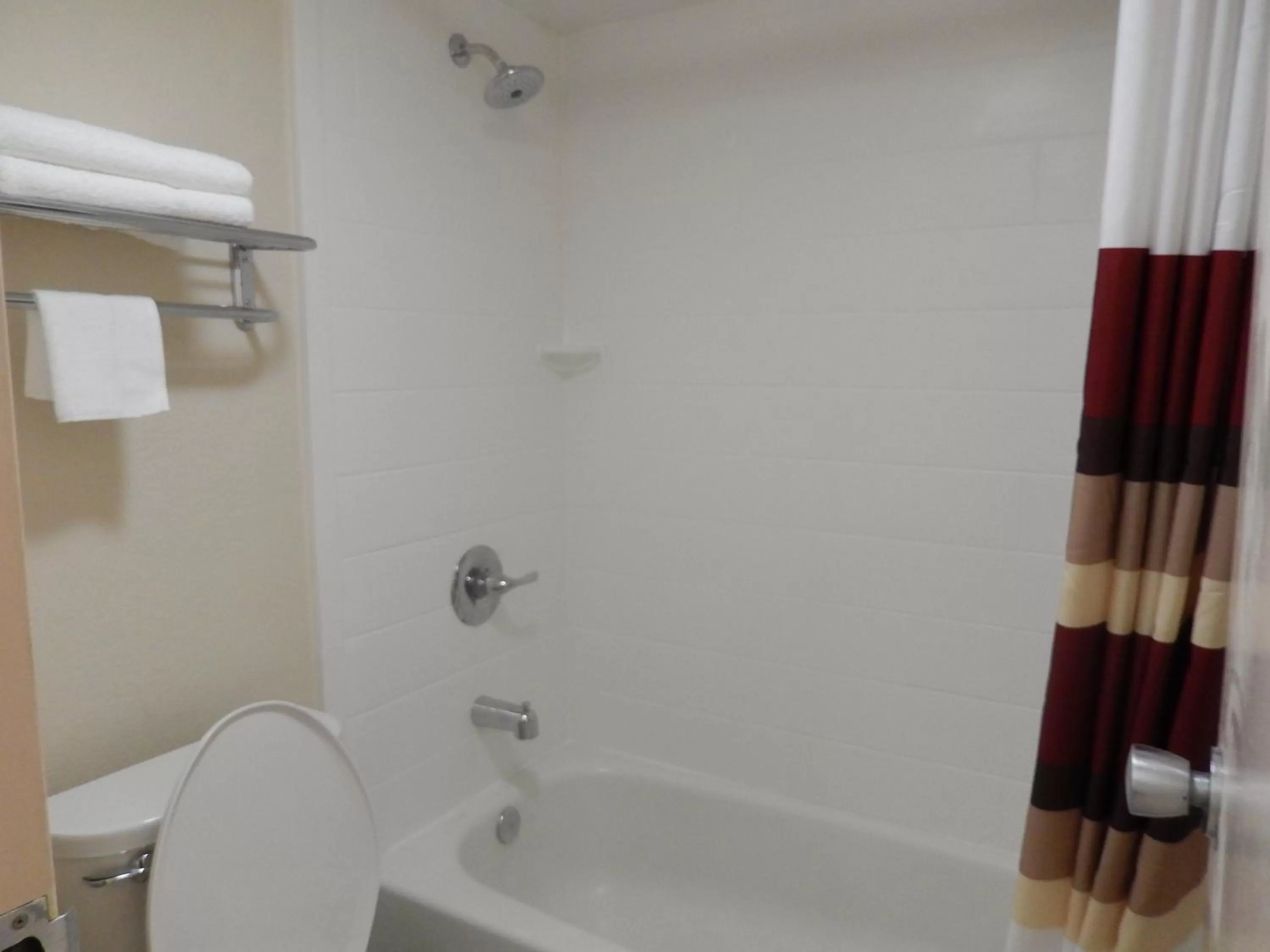 Bathroom in Red Roof Inn Wheelersburg