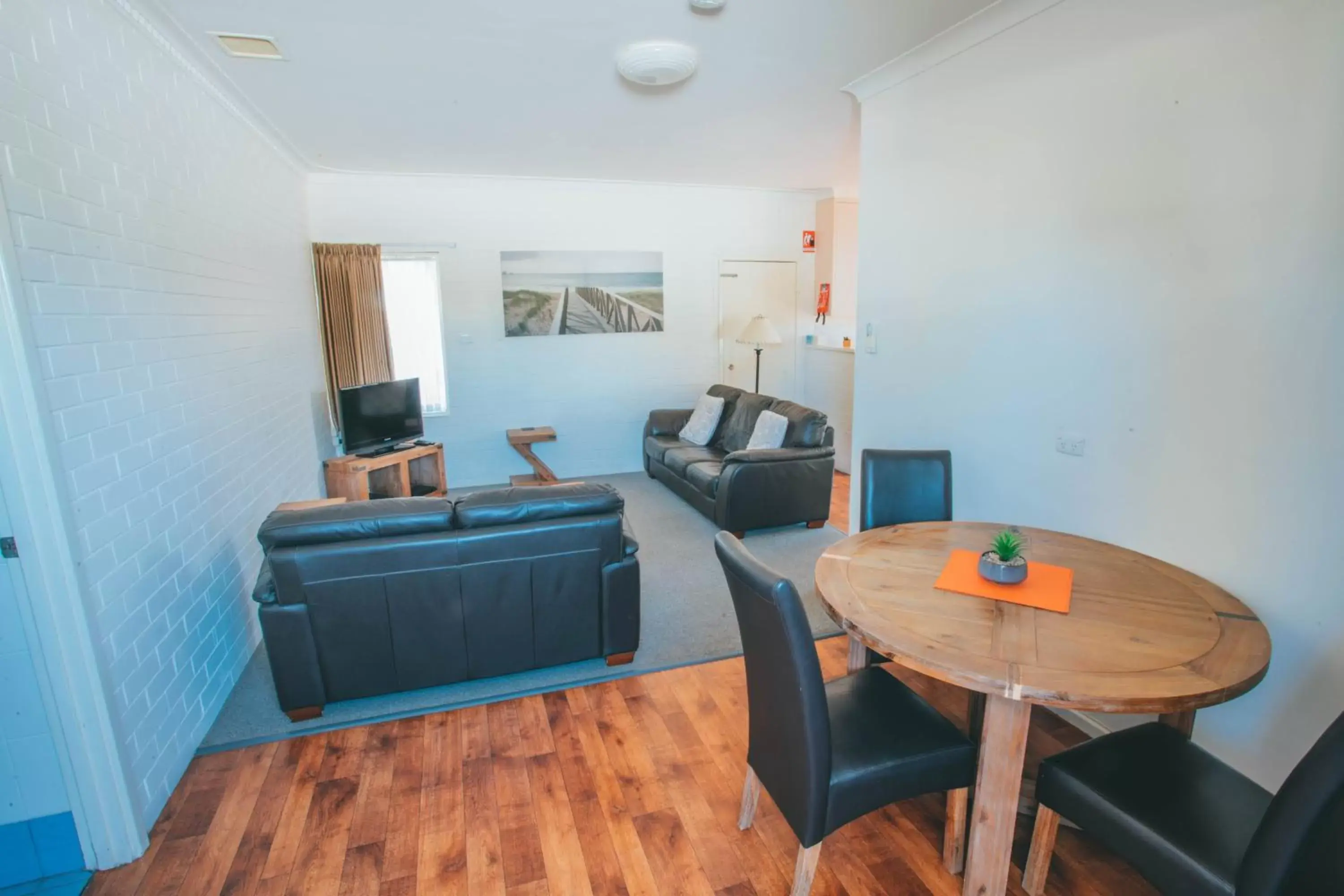 Living room, Dining Area in Gale Street Motel & Villas