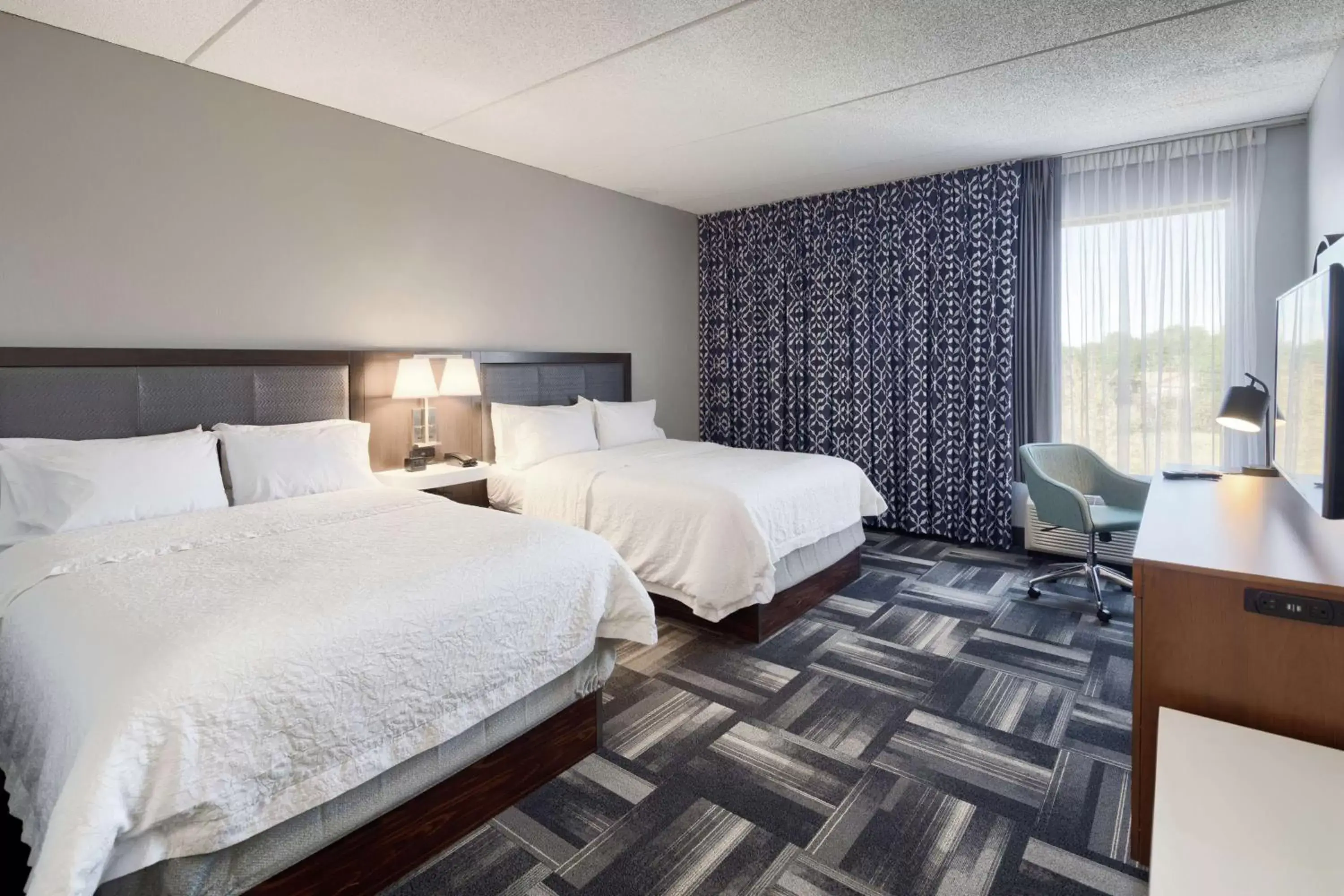 Bedroom, Bed in Hampton Inn Louisville Northeast