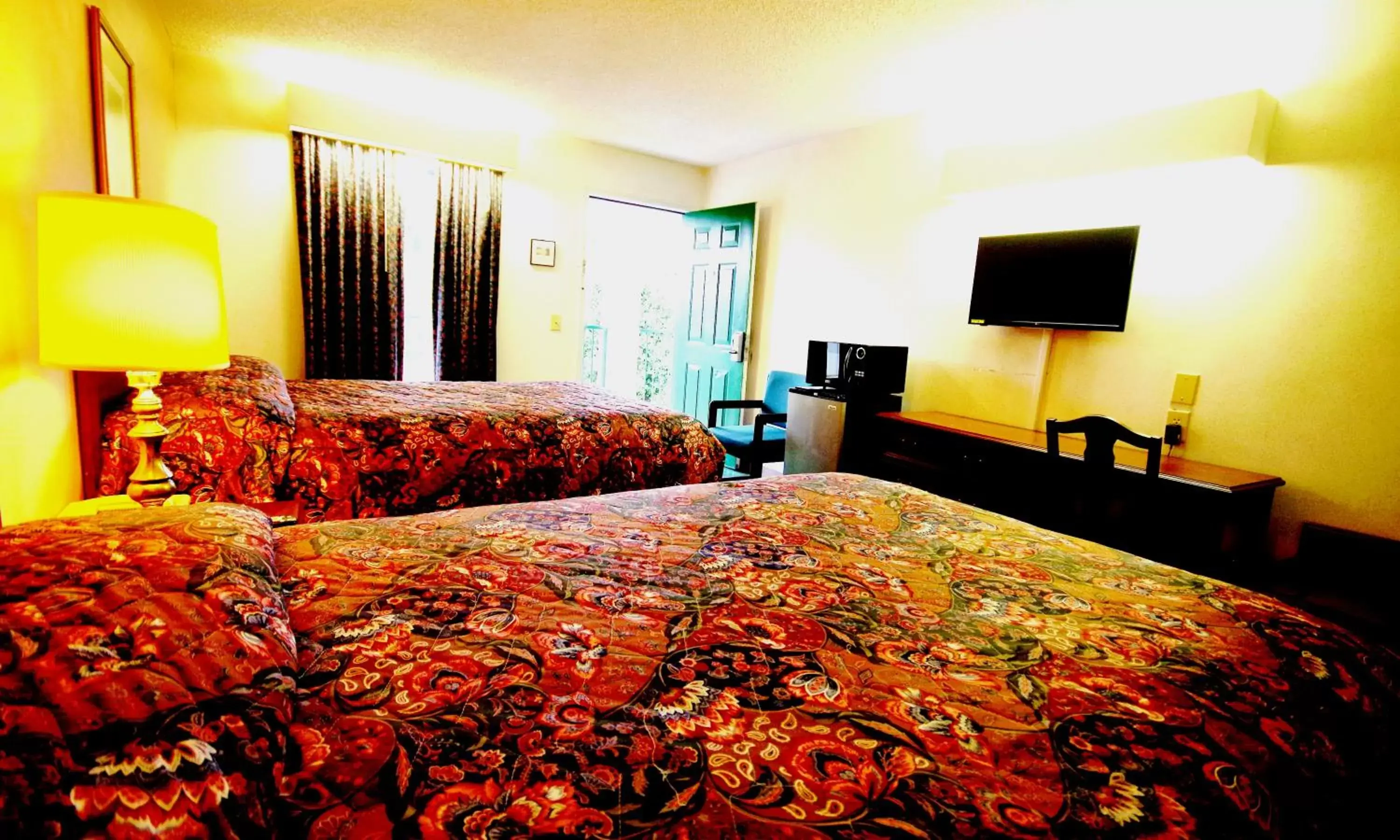 View (from property/room), Bed in American Motel - Lenoir