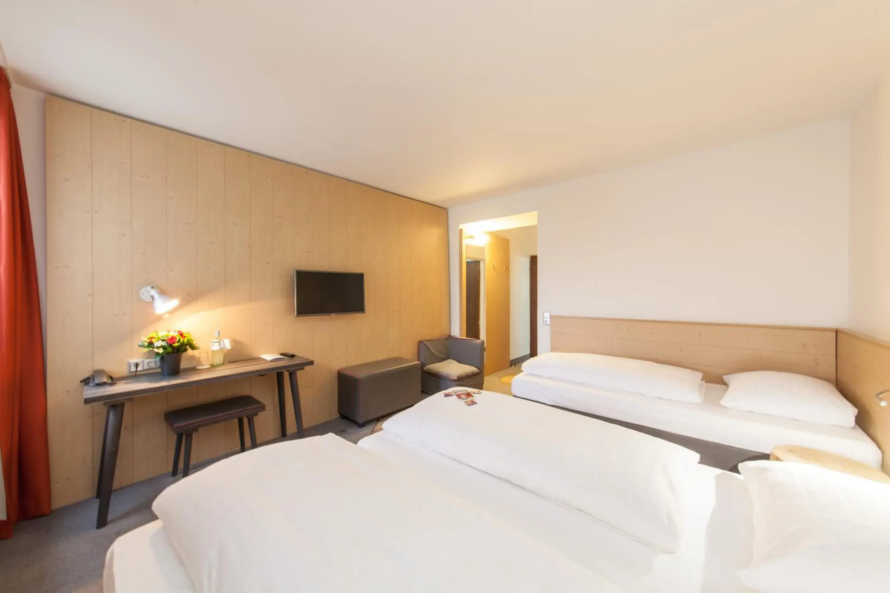 Photo of the whole room, Bed in Sure Hotel by Best Western Muenchen Hauptbahnhof