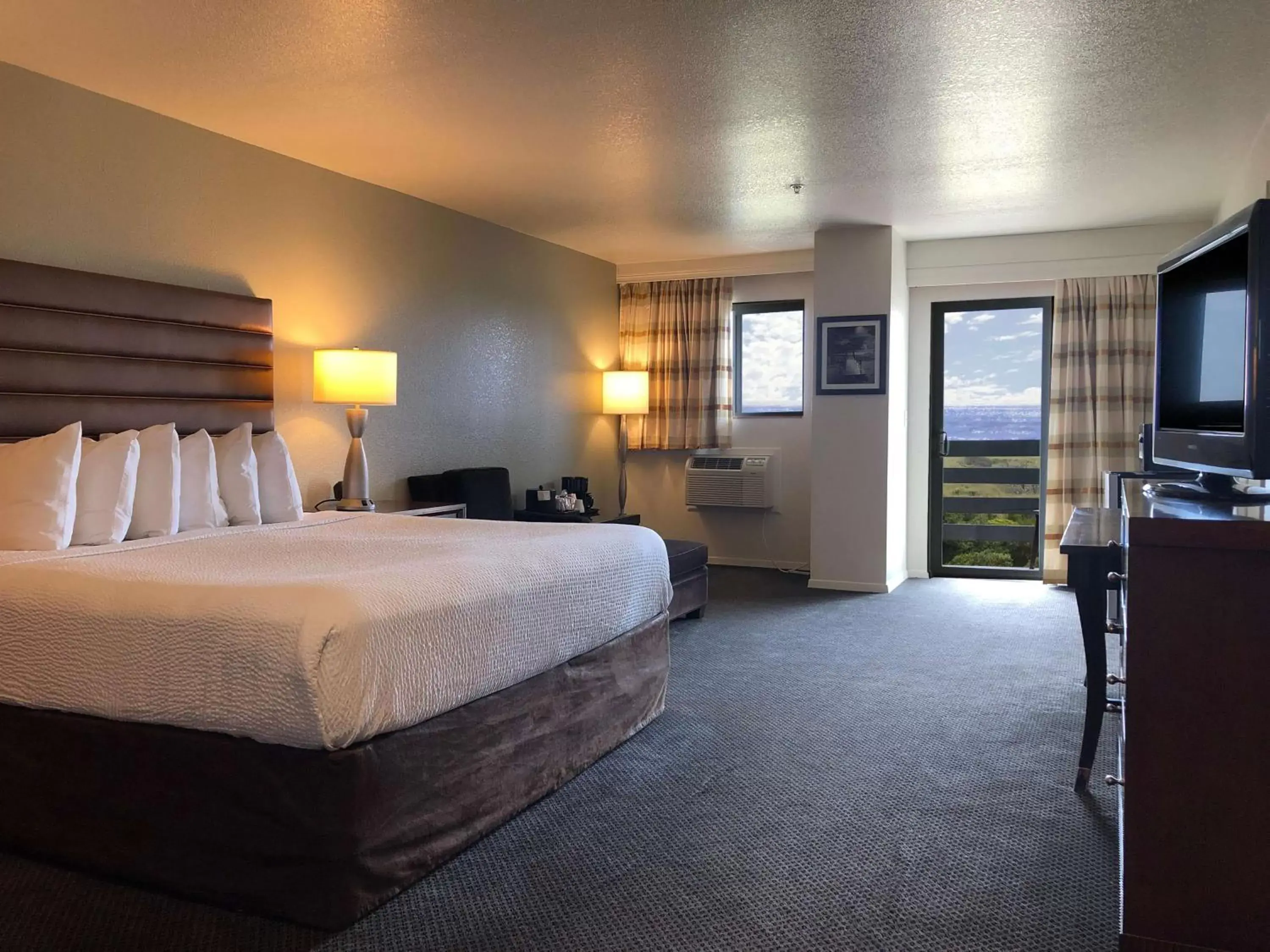 Bedroom, Bed in SureStay Plus Hotel by Best Western Gold Beach