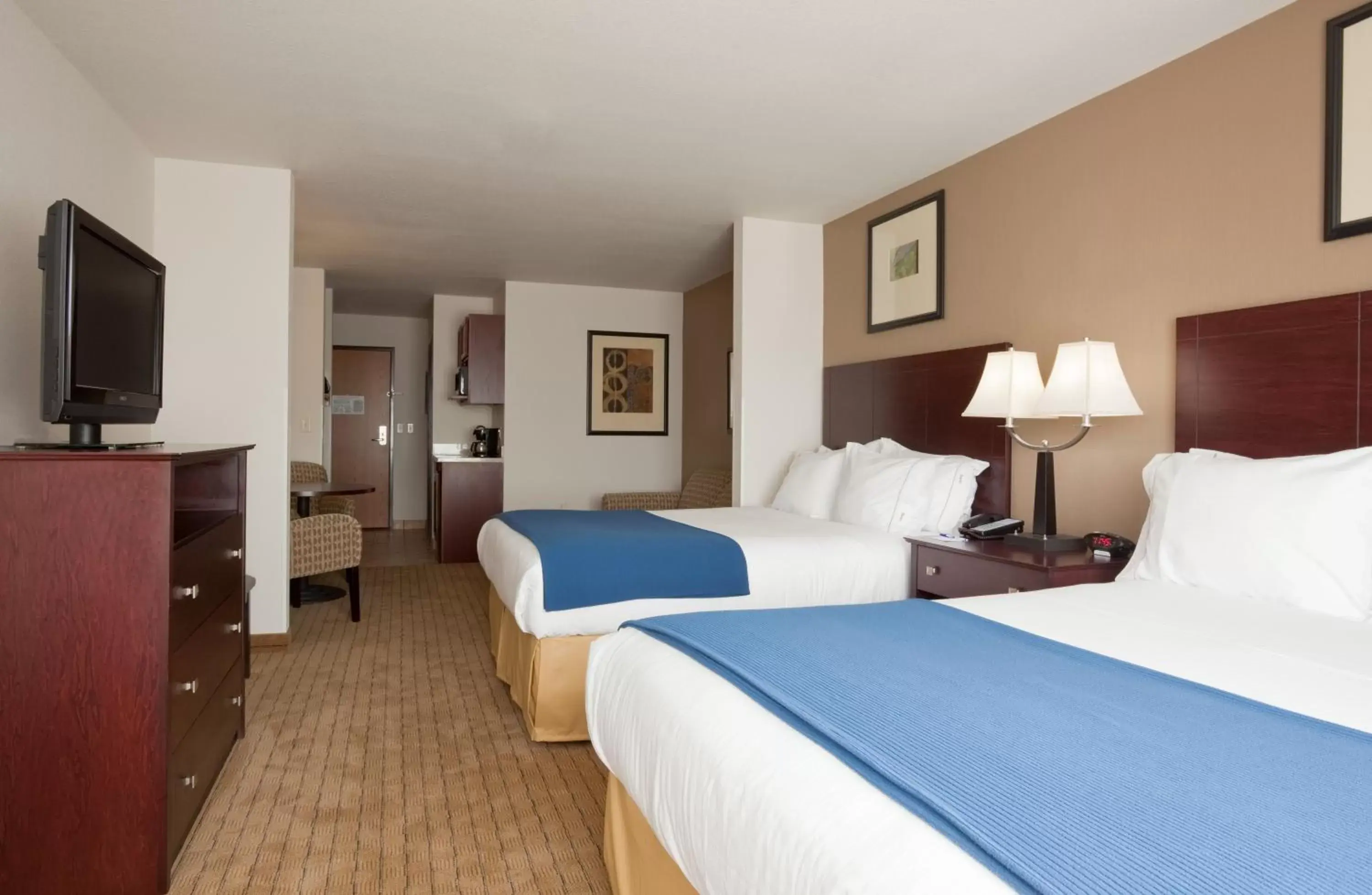 Photo of the whole room, Bed in Holiday Inn Express Hotel & Suites Antigo, an IHG Hotel