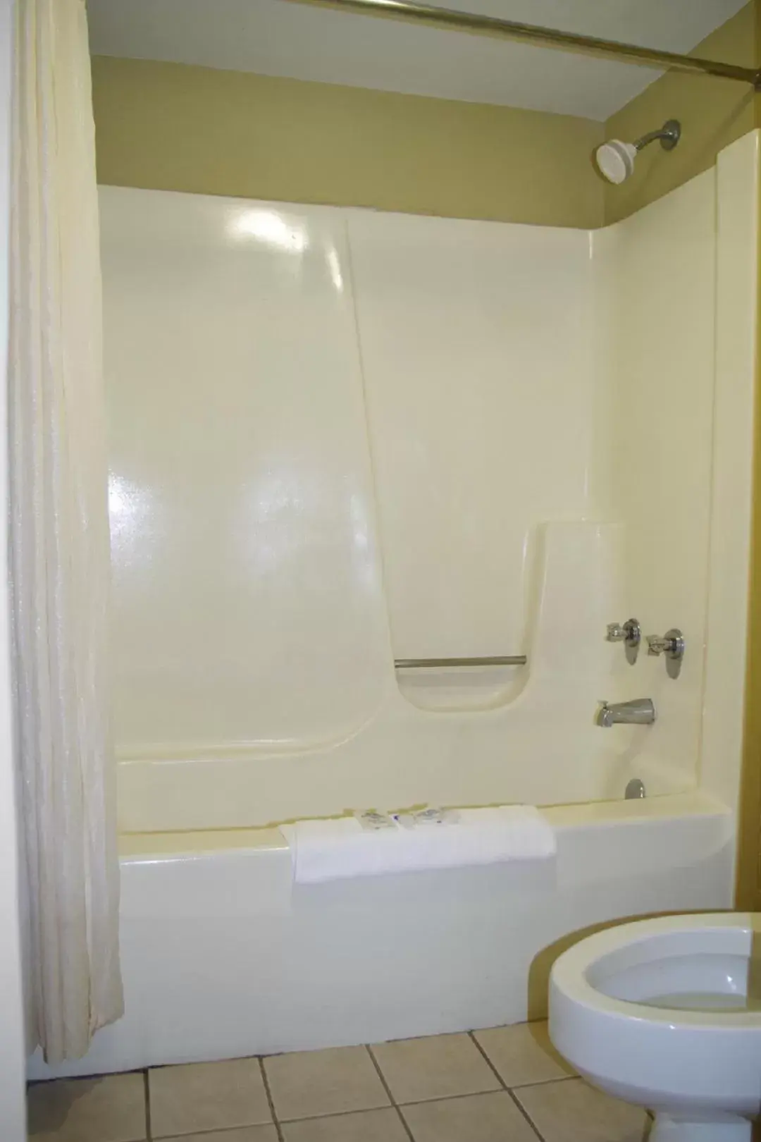 Shower, Bathroom in Americas Best Value Inn St. Louis Downtown