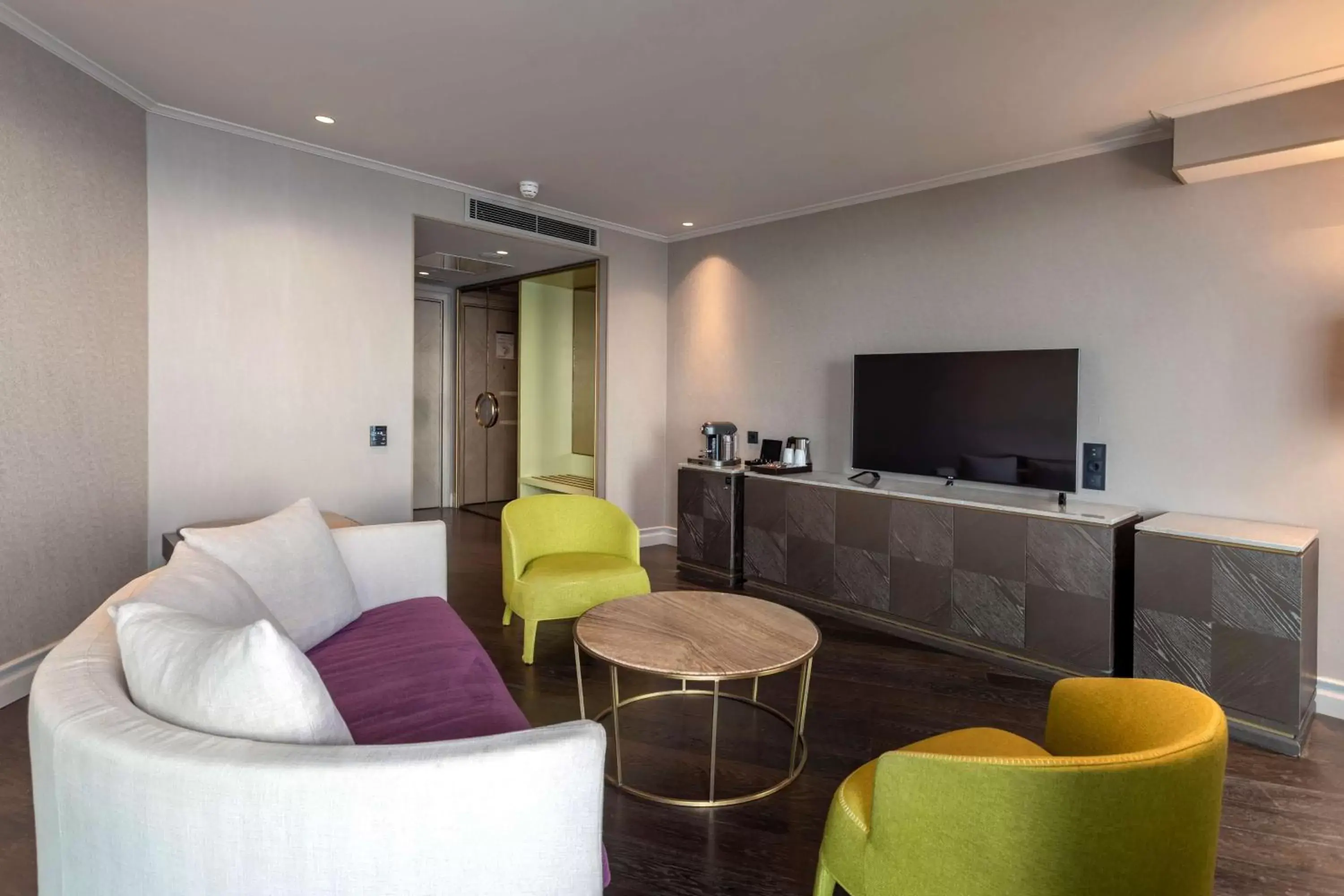 TV and multimedia, Seating Area in Radisson Blu Hotel Istanbul Ottomare