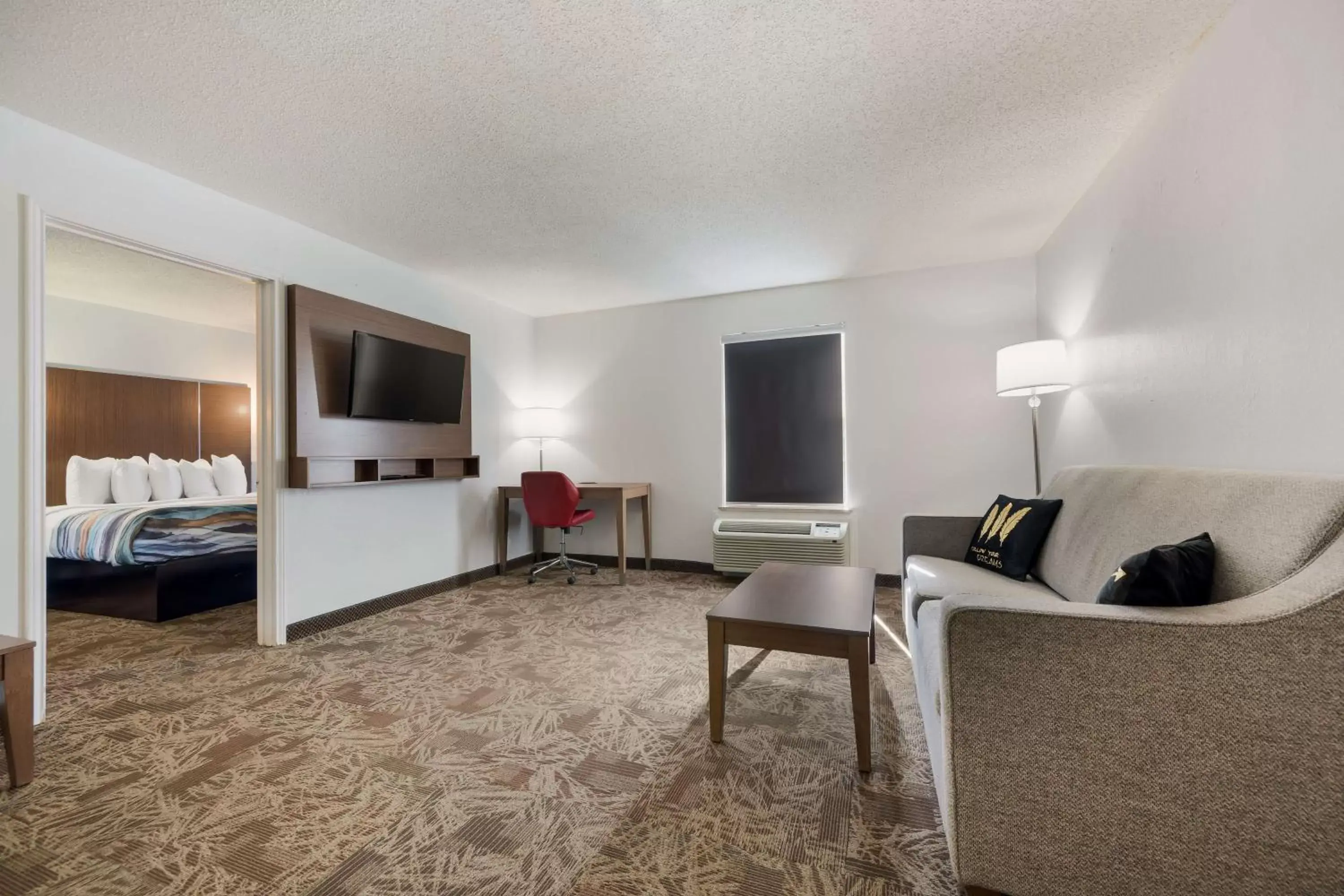 Bedroom, TV/Entertainment Center in SureStay Hotel By Best Western Tuscaloosa Southeast