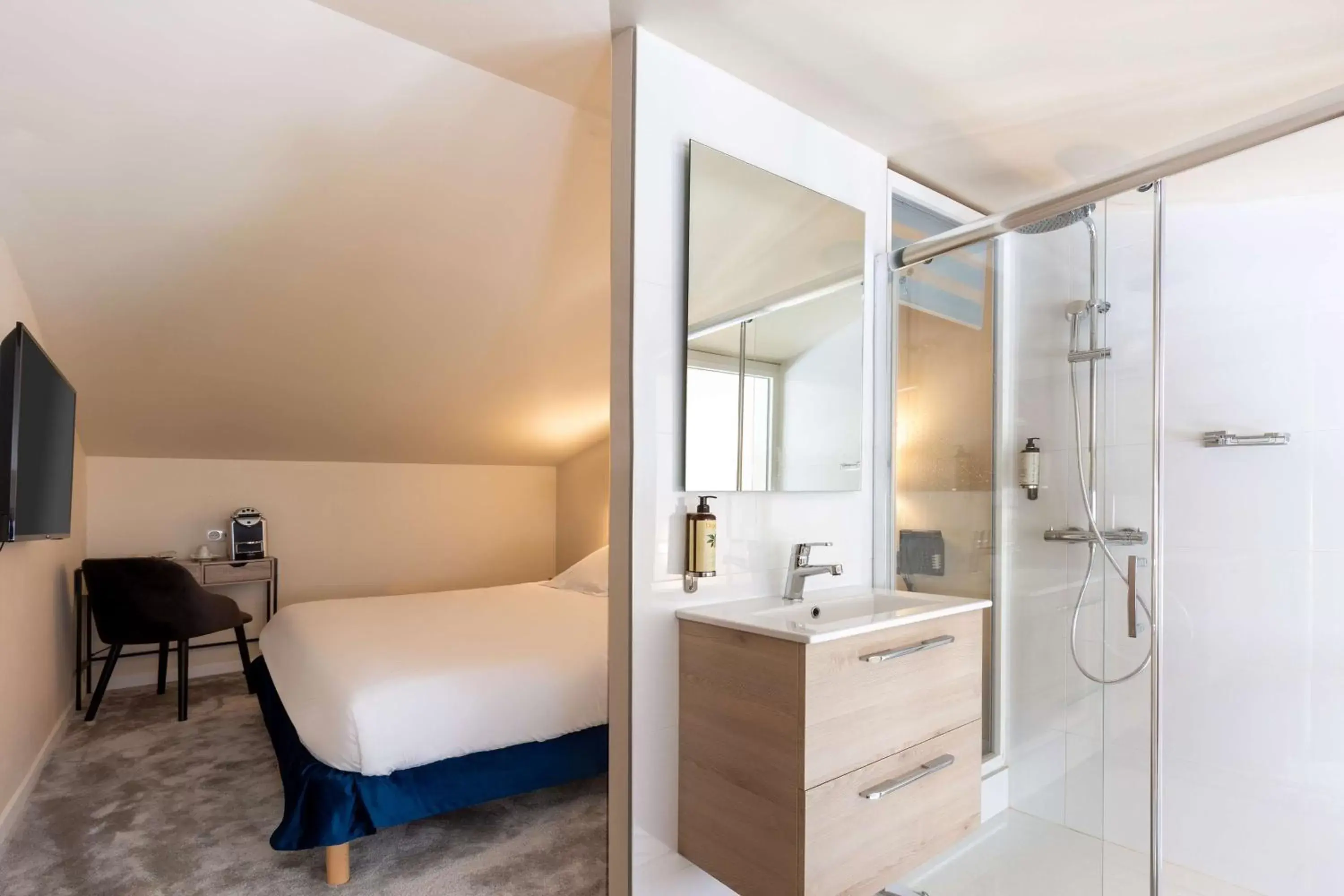 Bedroom, Bathroom in Best Western Hotel & SPA Coeur De Cassis