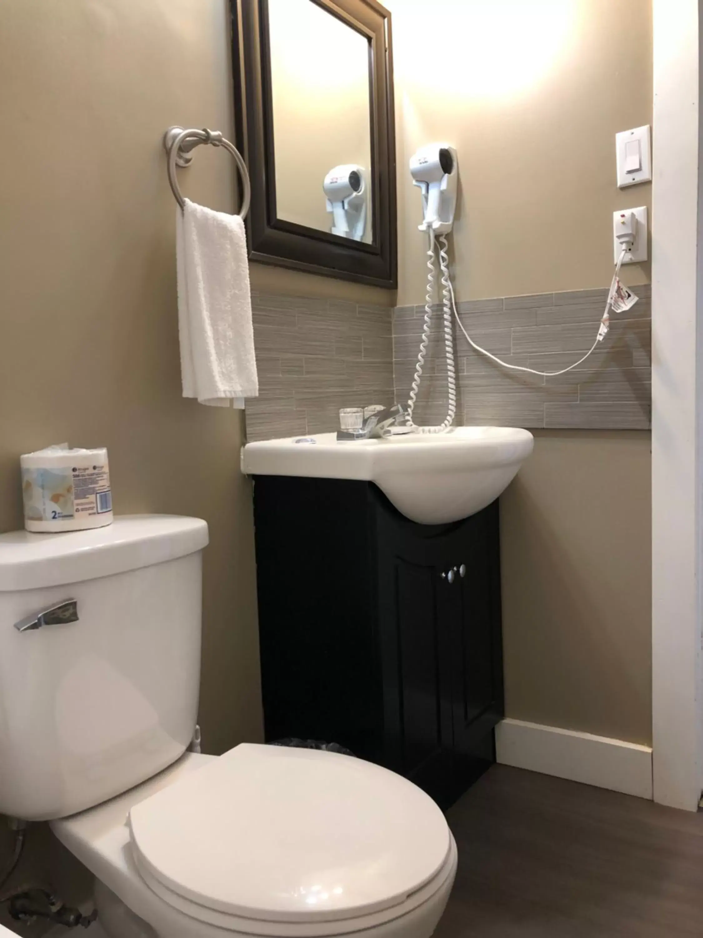 Bathroom in Royalty Maples Cottages and Motel