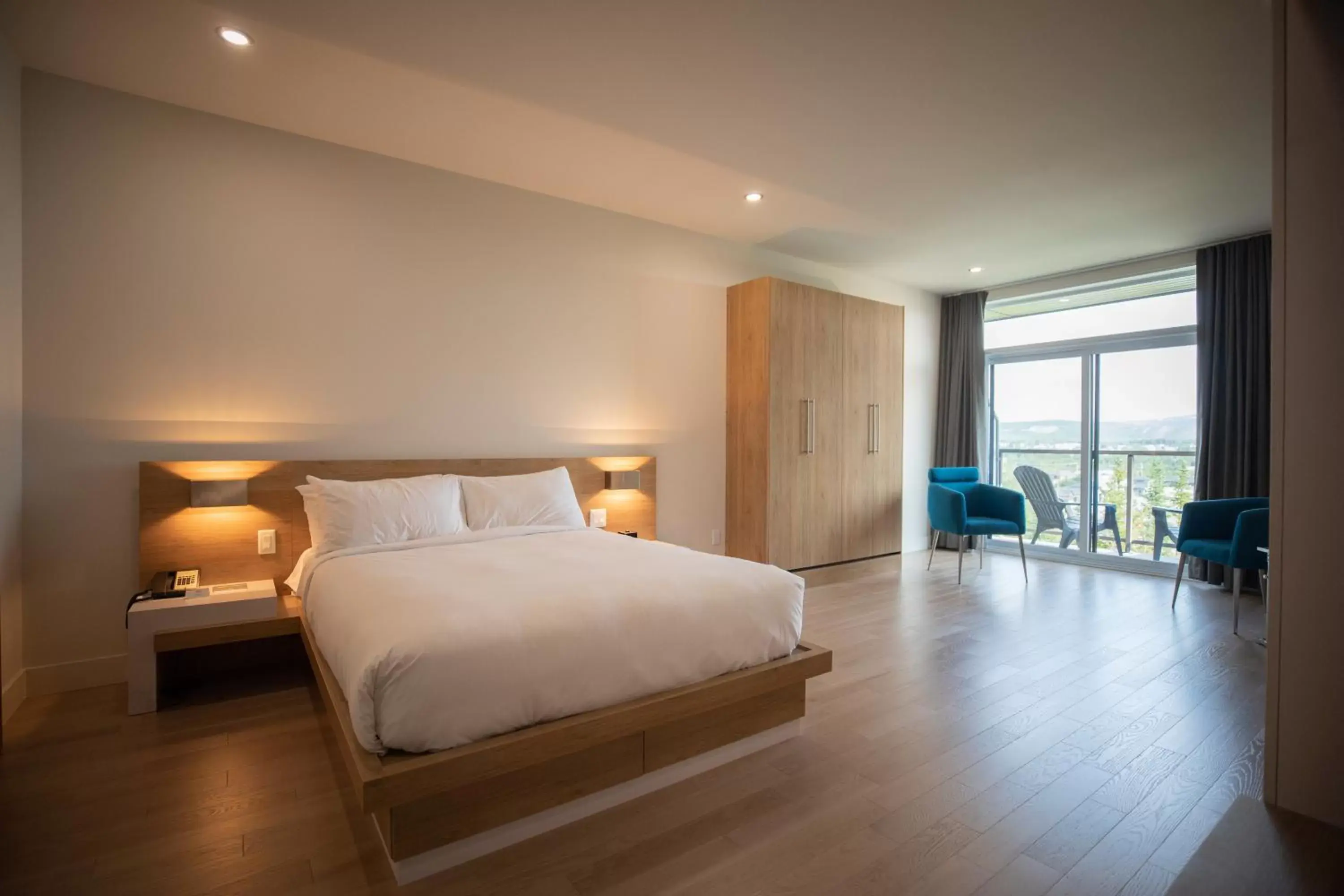 Comfort 1 Queen Bed and Murphy Bed Lake View in Hôtel du Domaine, centre de villégiature et de congrès Comfort 1 Queen Bed and Murphy Bed Lake View in Hôtel du Domaine, centre de villégiature et de congrès