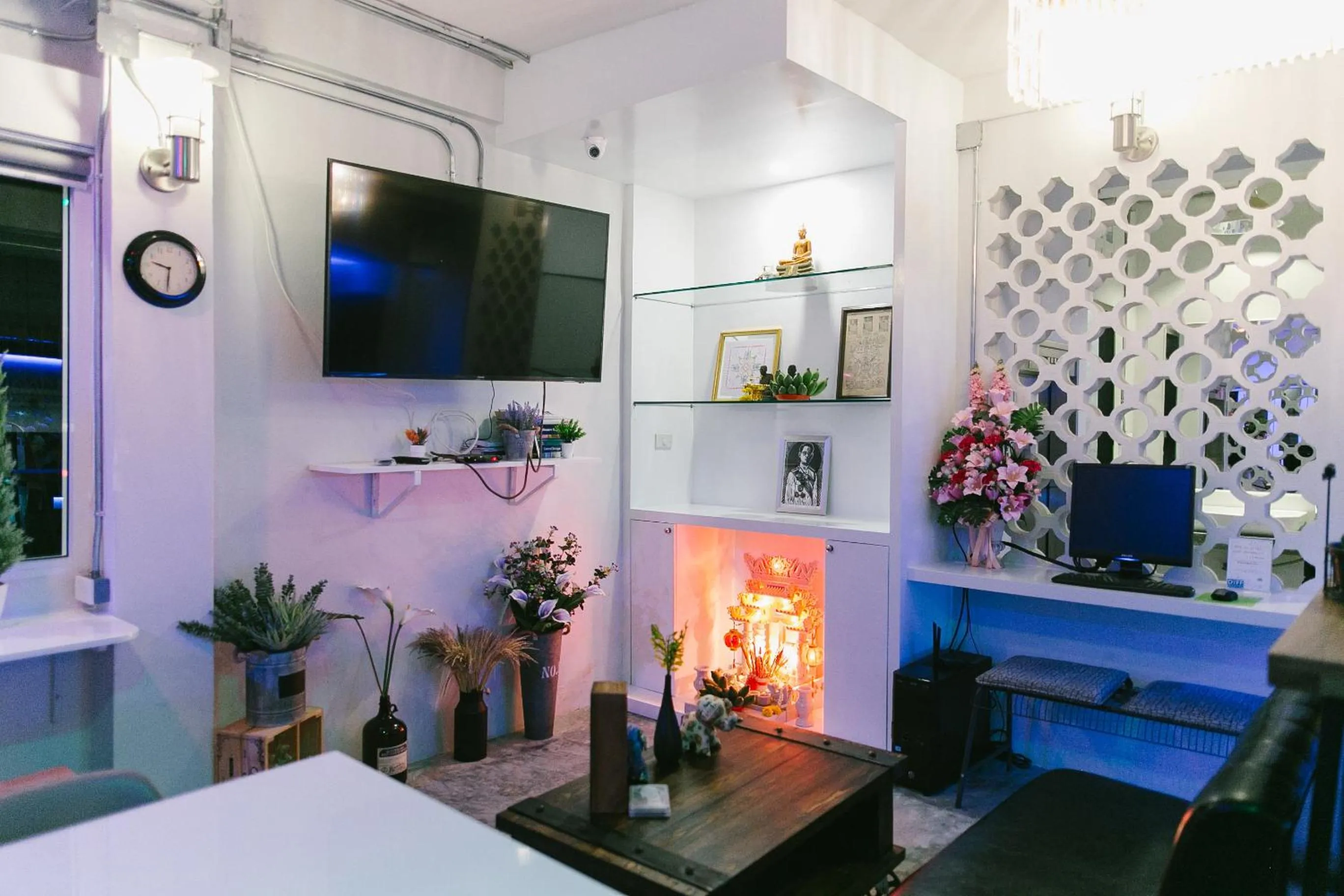 Communal lounge/ TV room in Diff Hostel