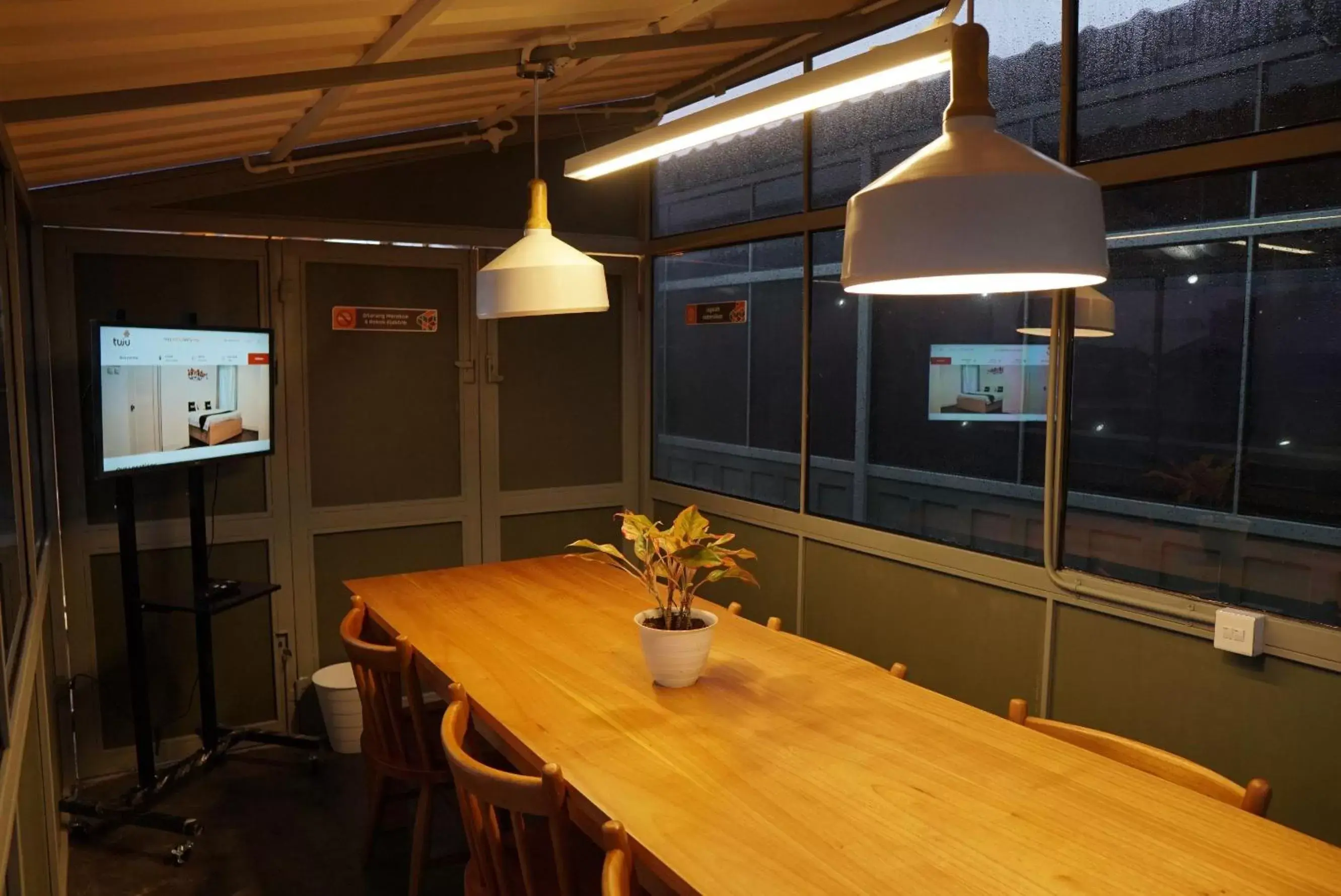 Lounge or bar in Tuju Abuserin Syariah Lounge or bar in Tuju Abuserin Syariah