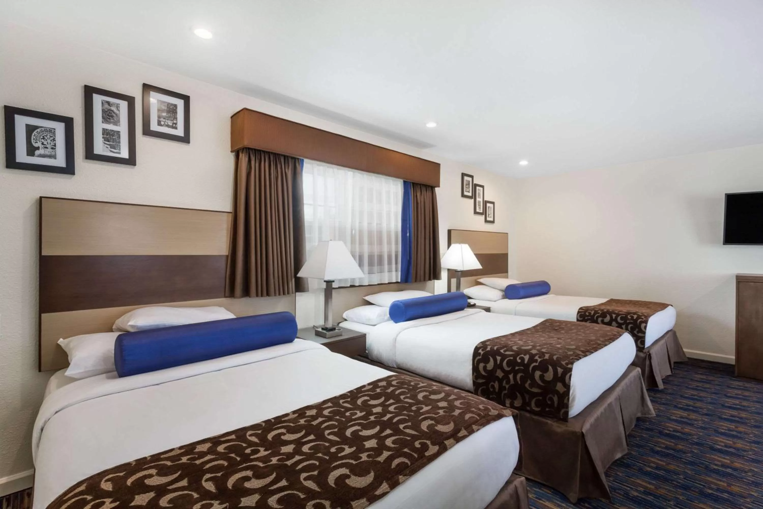 Photo of the whole room in Howard Johnson By Wyndham Berkeley