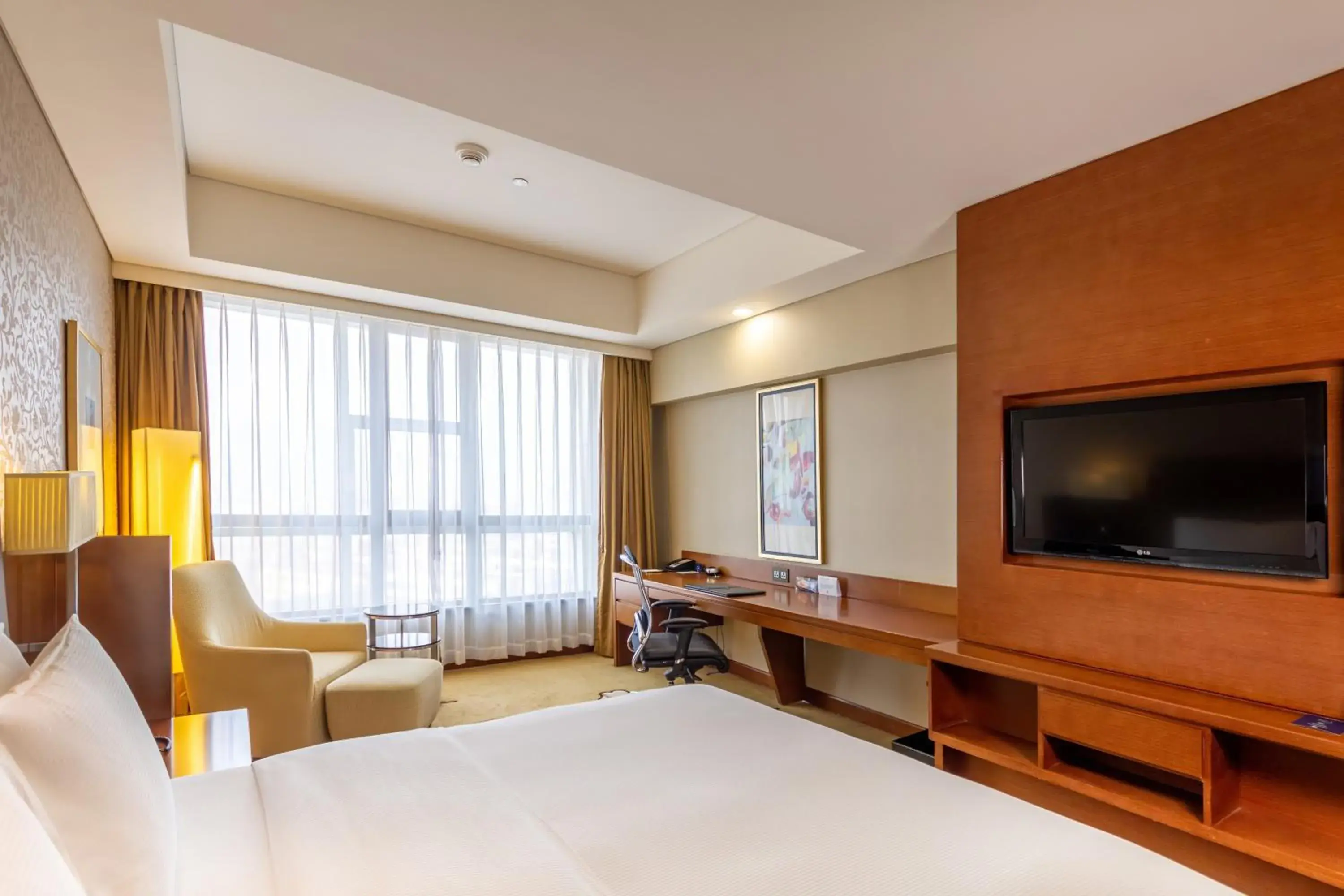 Photo of the whole room, TV/Entertainment Center in DoubleTree By Hilton Shenyang Hotel