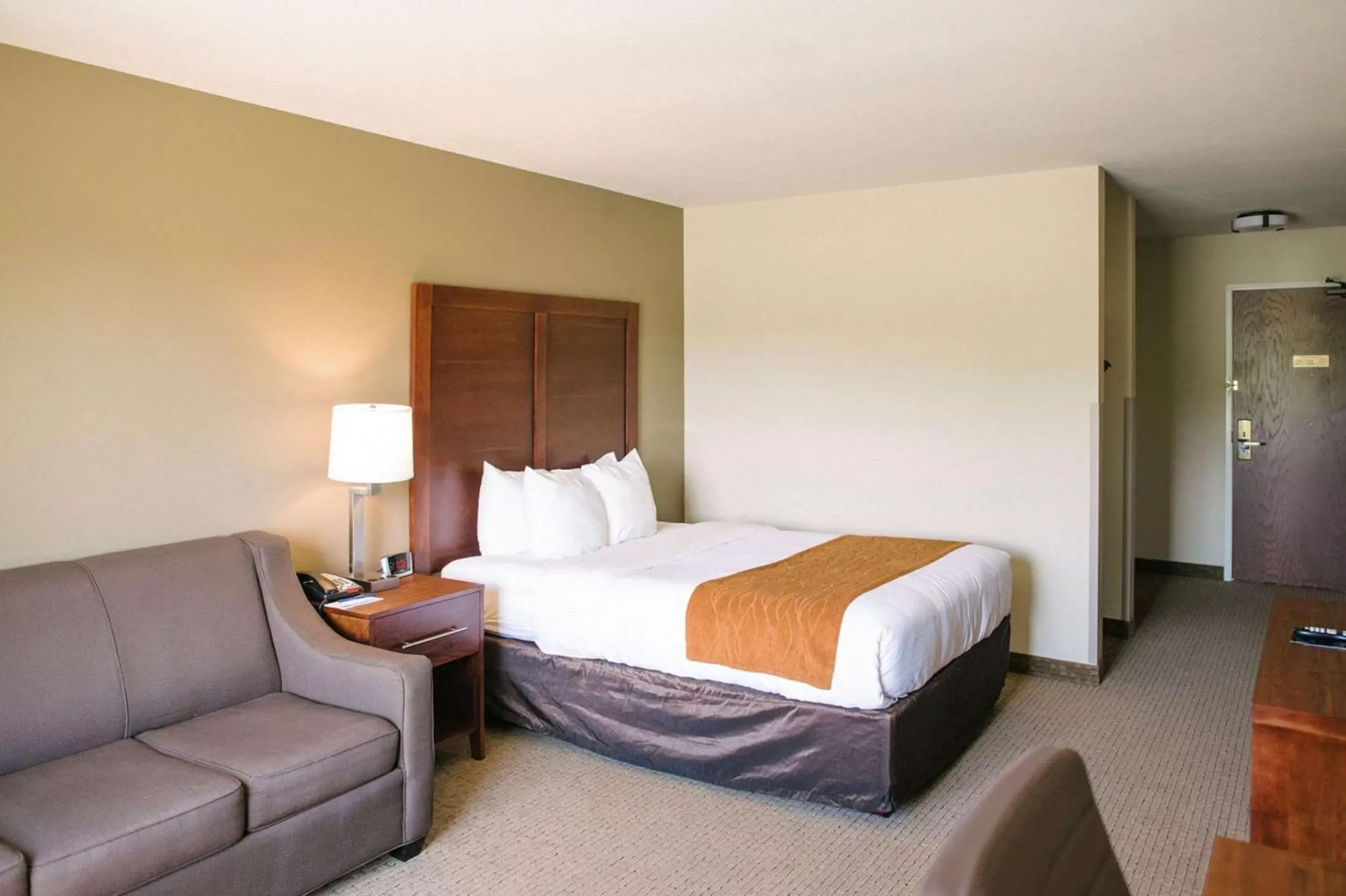 Photo of the whole room, Bed in Comfort Inn & Suites Near Custer State Park and Mt Rushmore