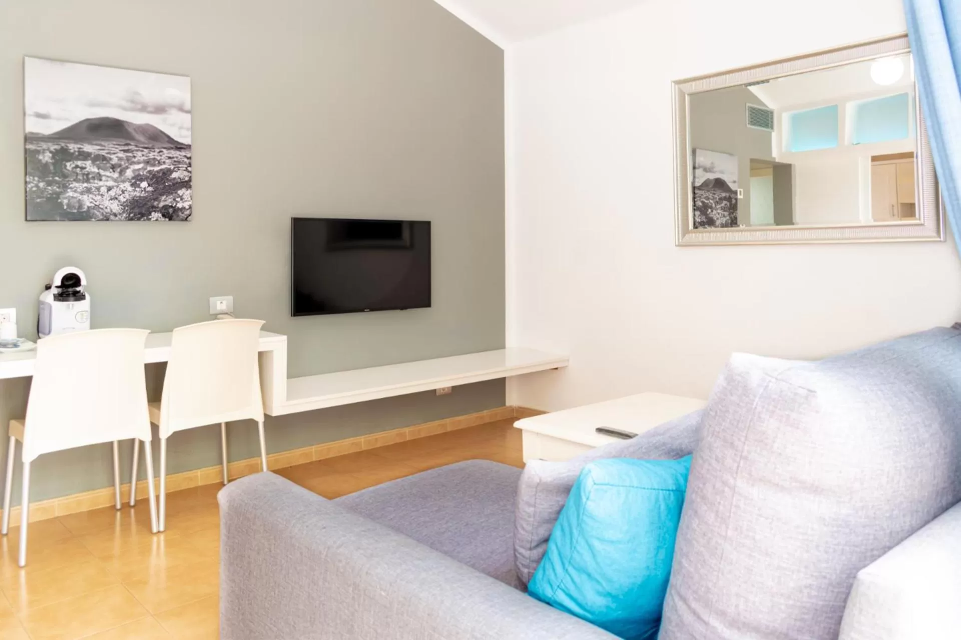 Communal lounge/ TV room in Hyde Park Lane