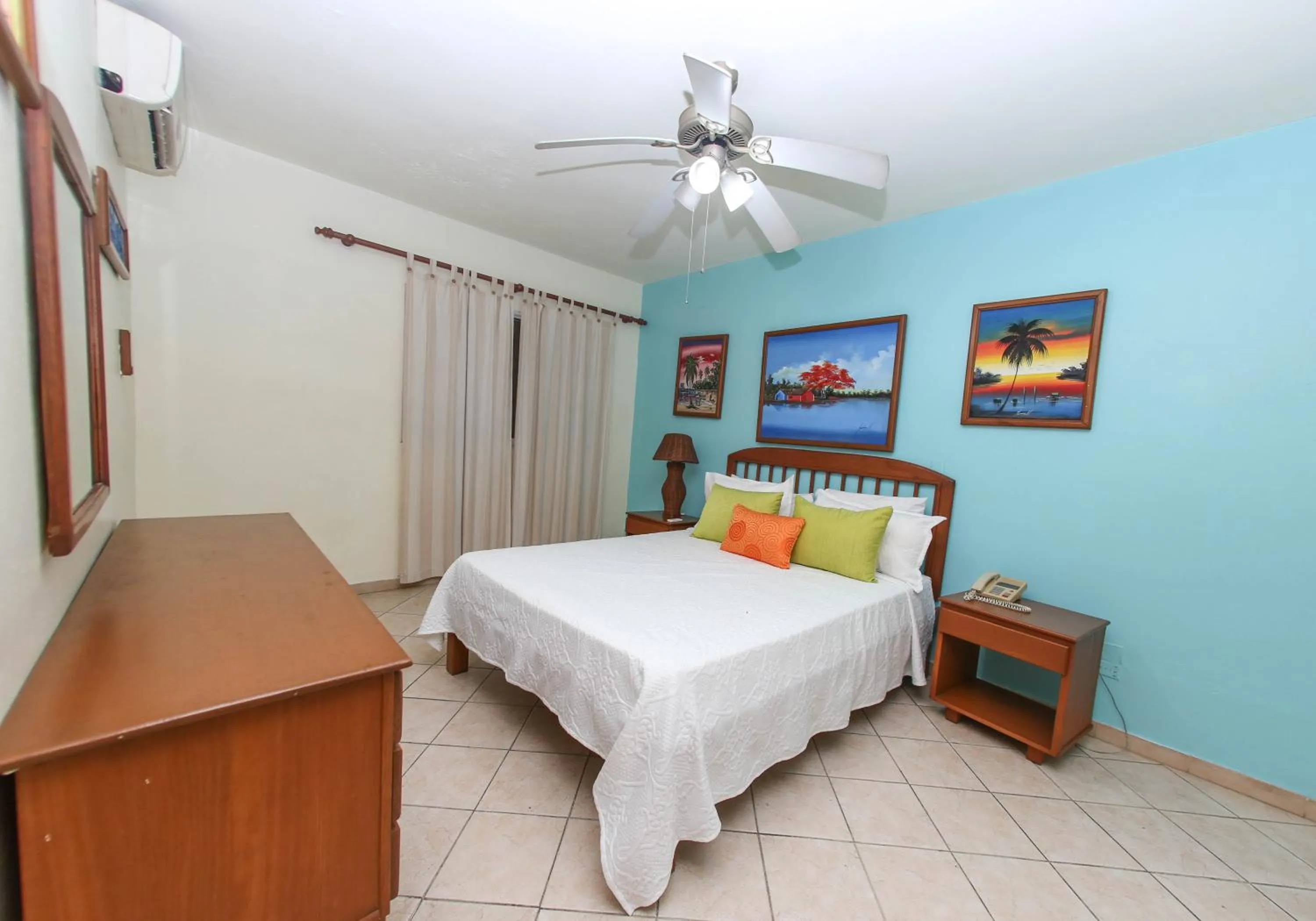 View (from property/room), Bed in Acuarium Suite Resort