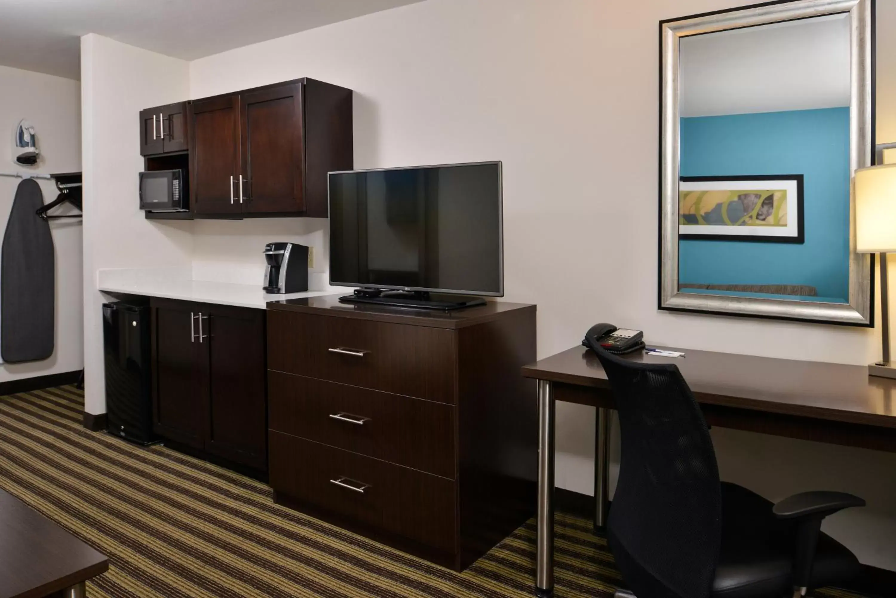 Photo of the whole room, TV/Entertainment Center in Holiday Inn Express Montgomery East I-85, an IHG Hotel