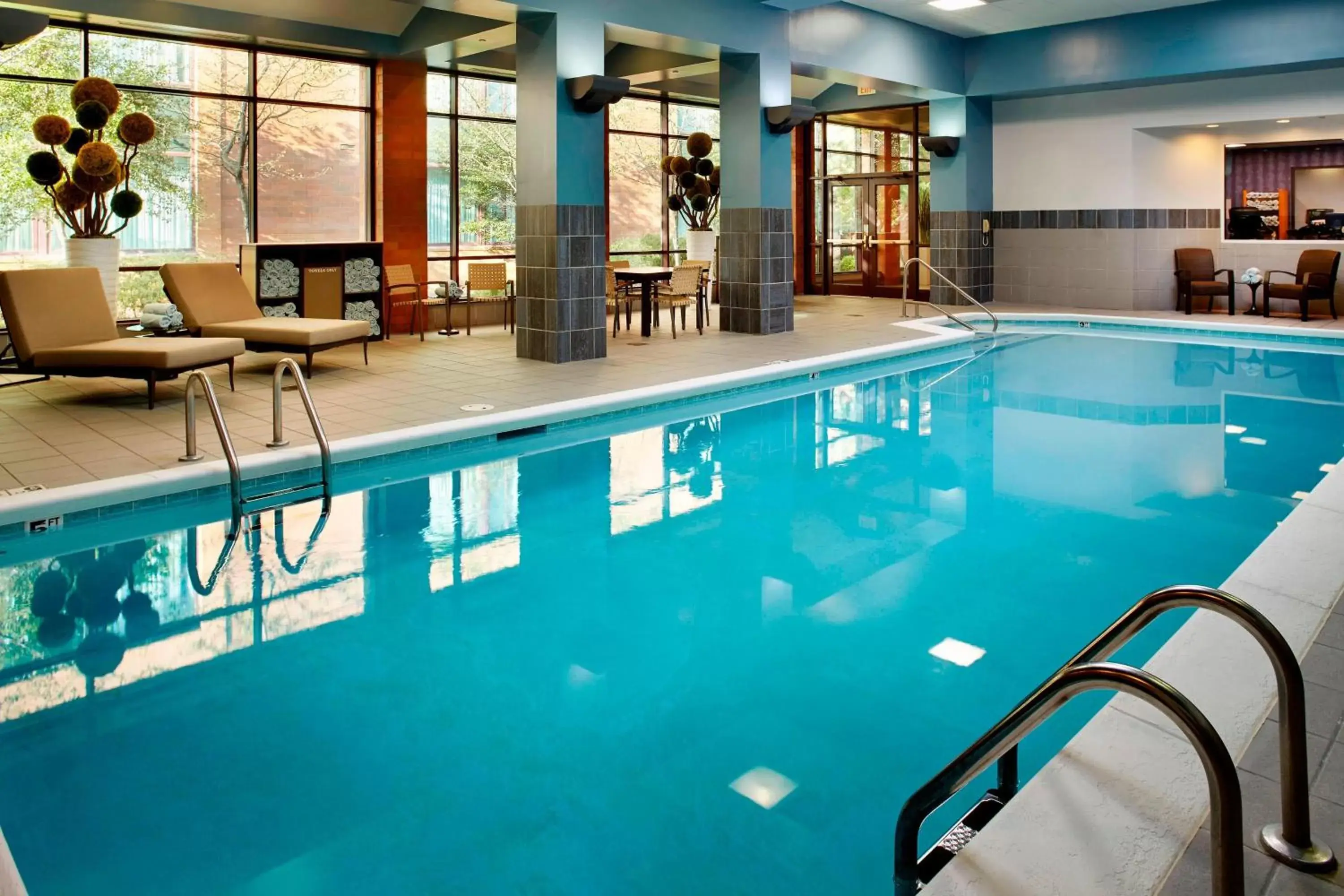 Swimming Pool in Marriott Cincinnati North