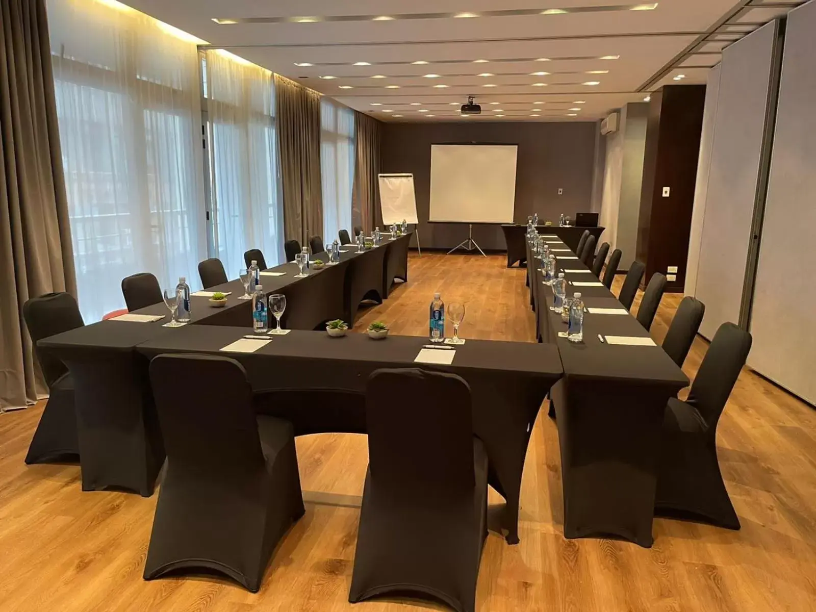 Meeting/conference room in 474 Buenos Aires Hotel