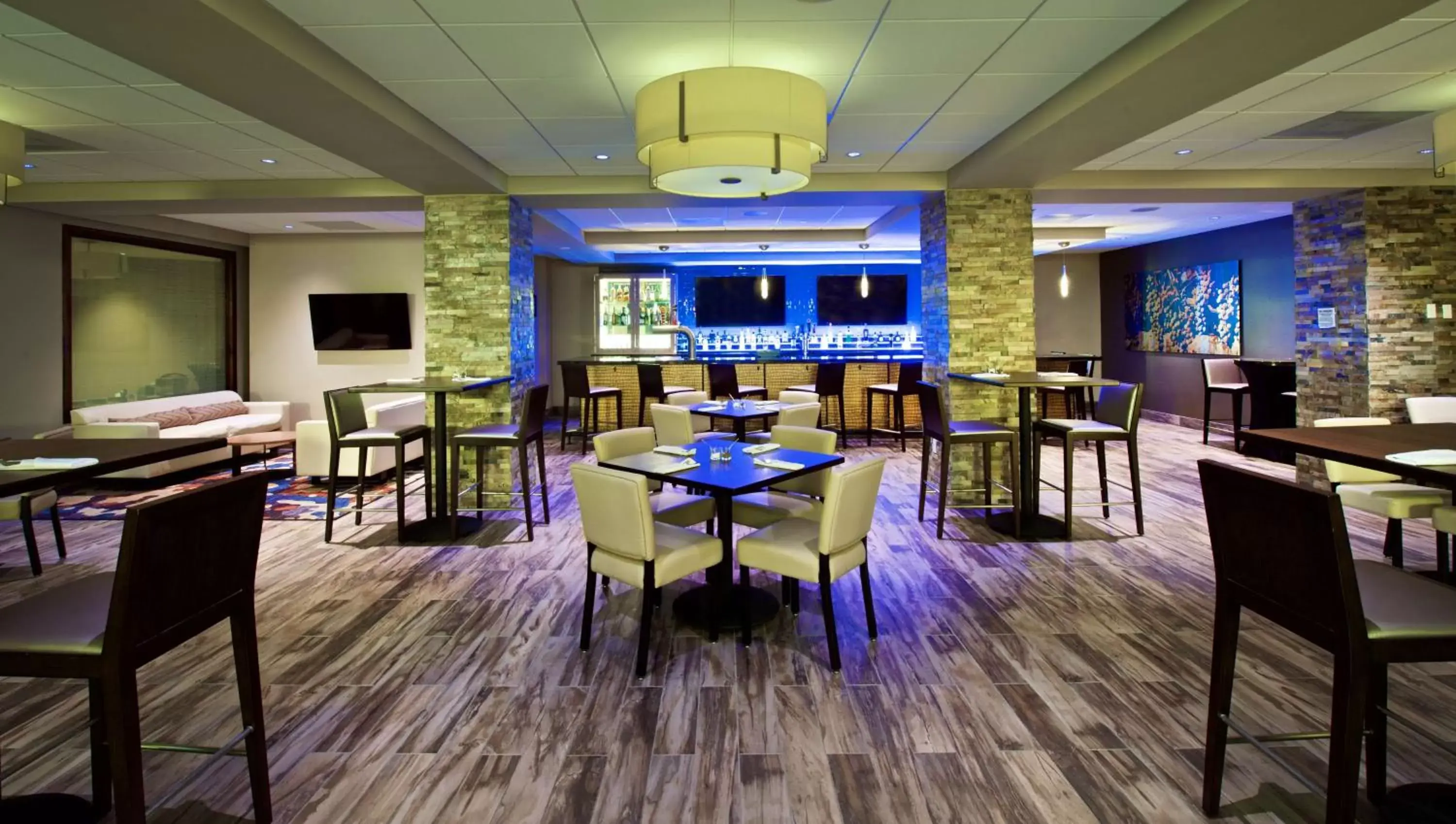 Lounge or bar, Restaurant/Places to Eat in Embassy Suites by Hilton Portland Washington Square