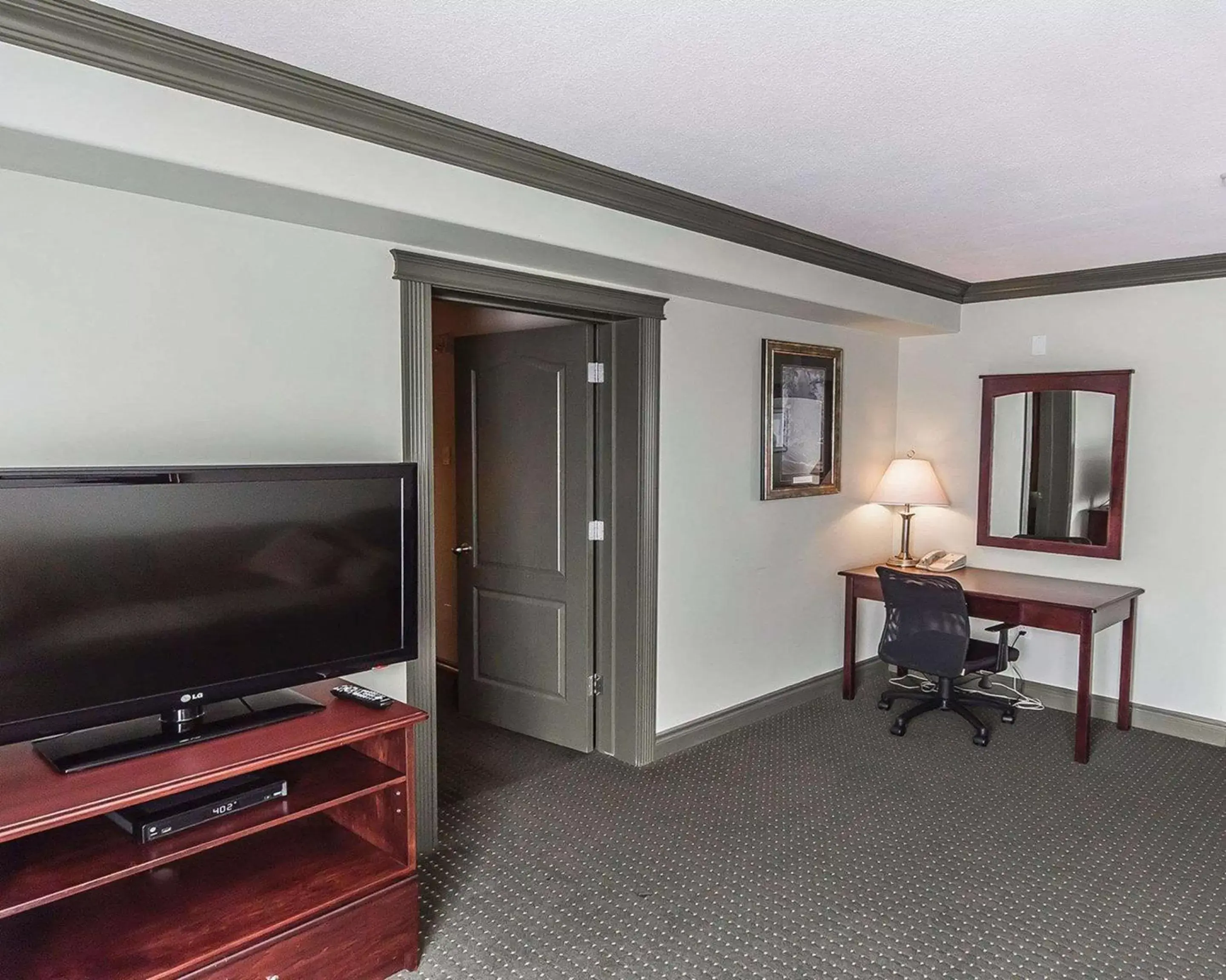 Living room, TV/Entertainment Center in Quality Inn & Suites Hinton