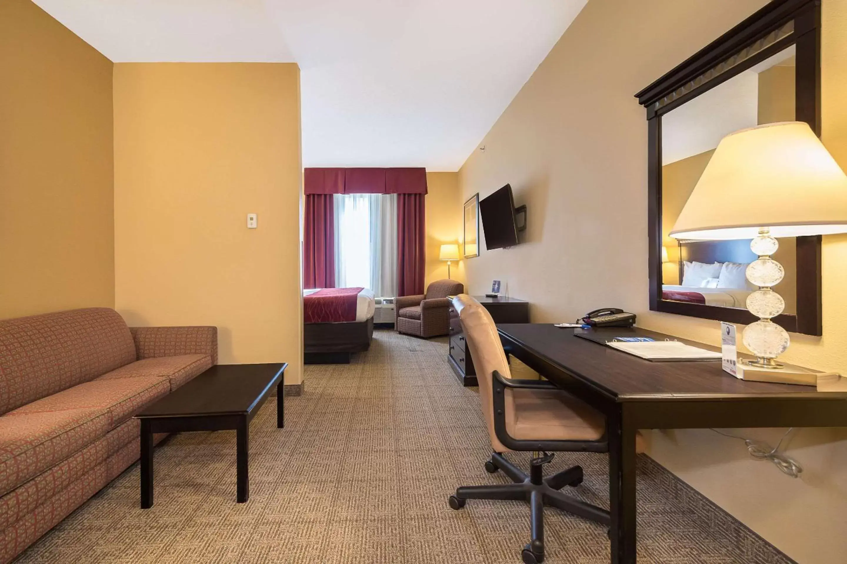 Photo of the whole room, Seating Area in Comfort Inn & Suites Maingate South