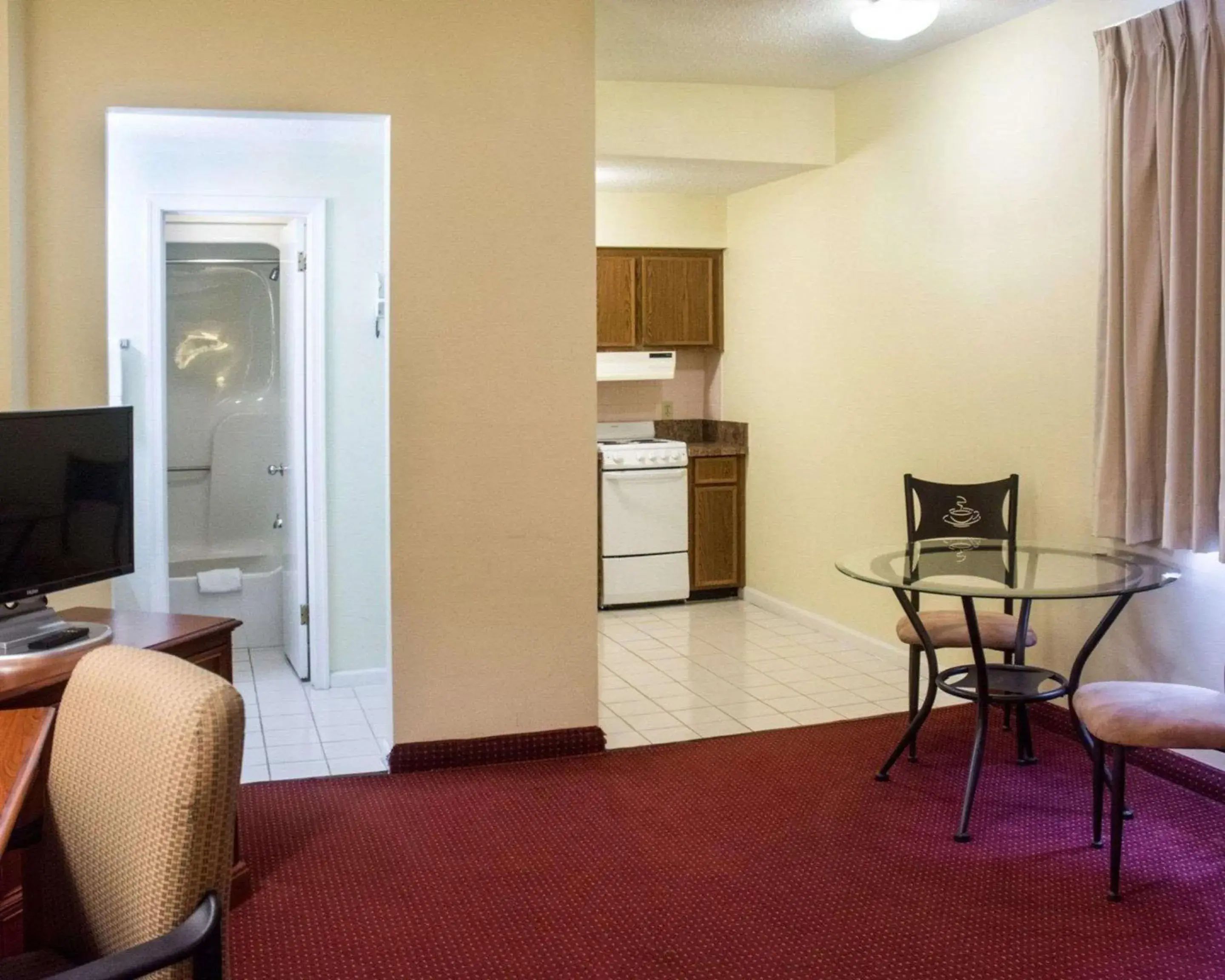 Photo of the whole room, Seating Area in Econo Lodge Chesapeake Route 13 and I-464