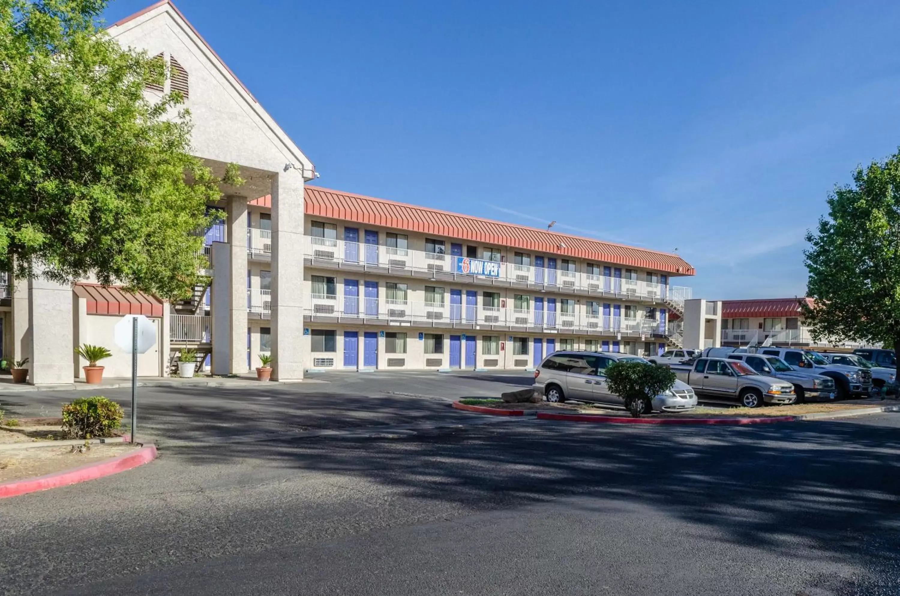 Property Building in Studio 6-Fresno, CA - Extended Stay