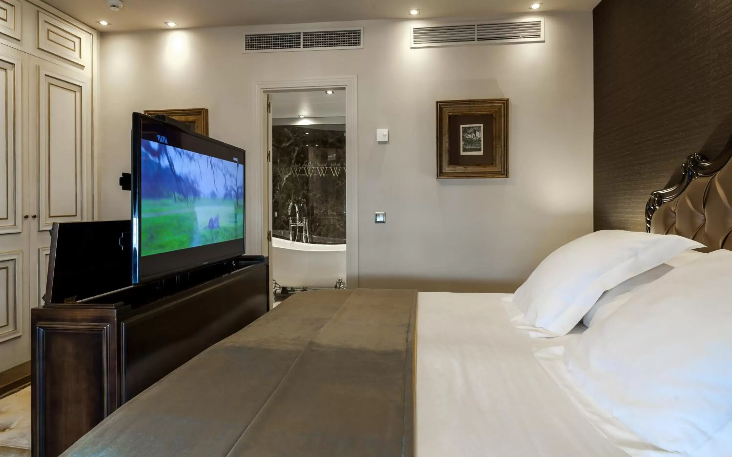 Bed, TV/Entertainment Center in Wellington Hotel & Spa Madrid