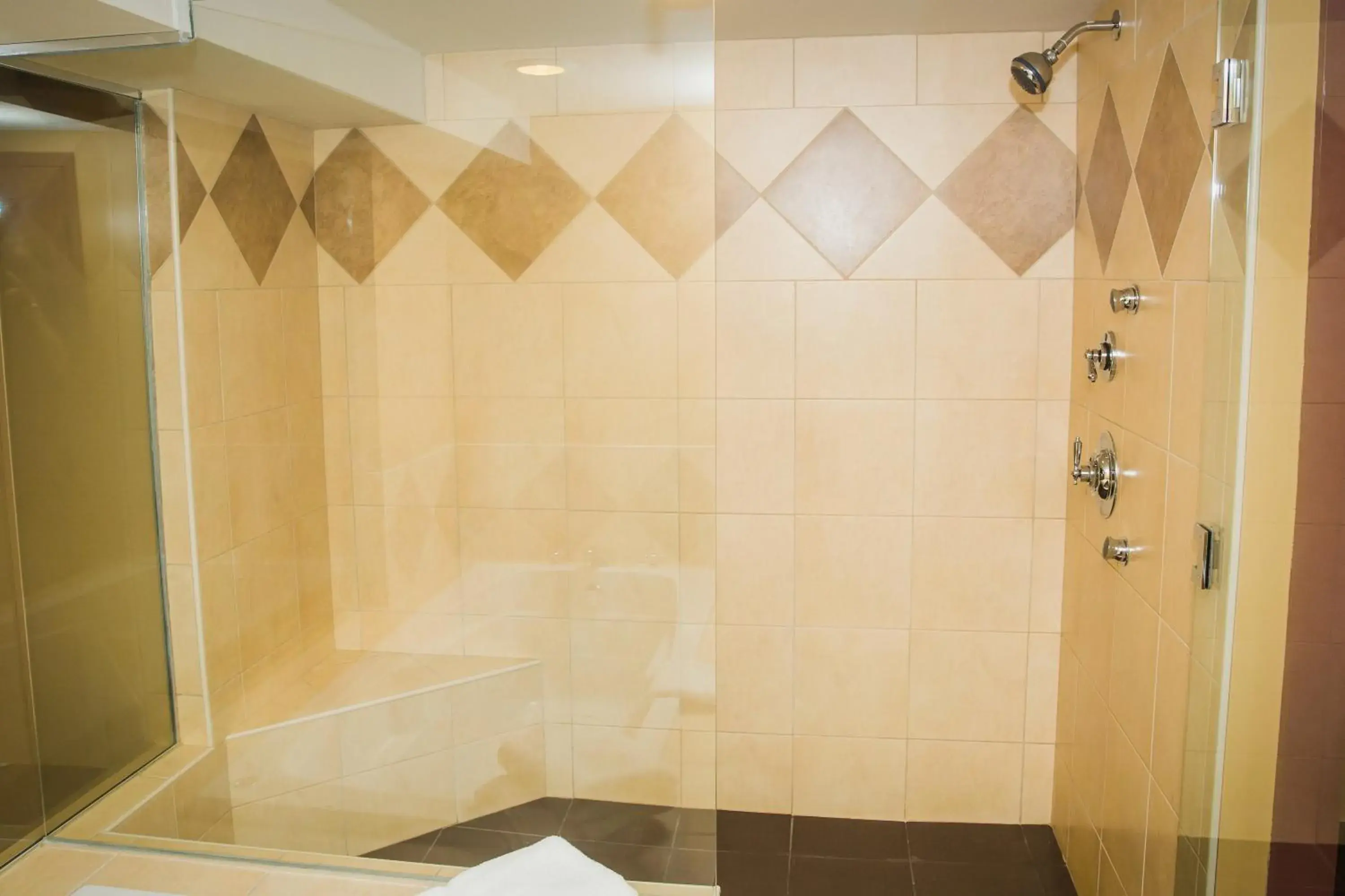 Shower, Bathroom in Murray Premises Hotel