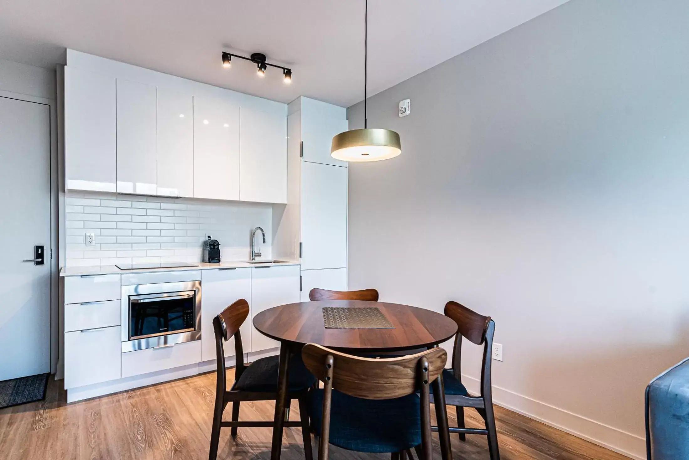 Kitchen or kitchenette, Dining Area in WRFY Griffintown Apartment