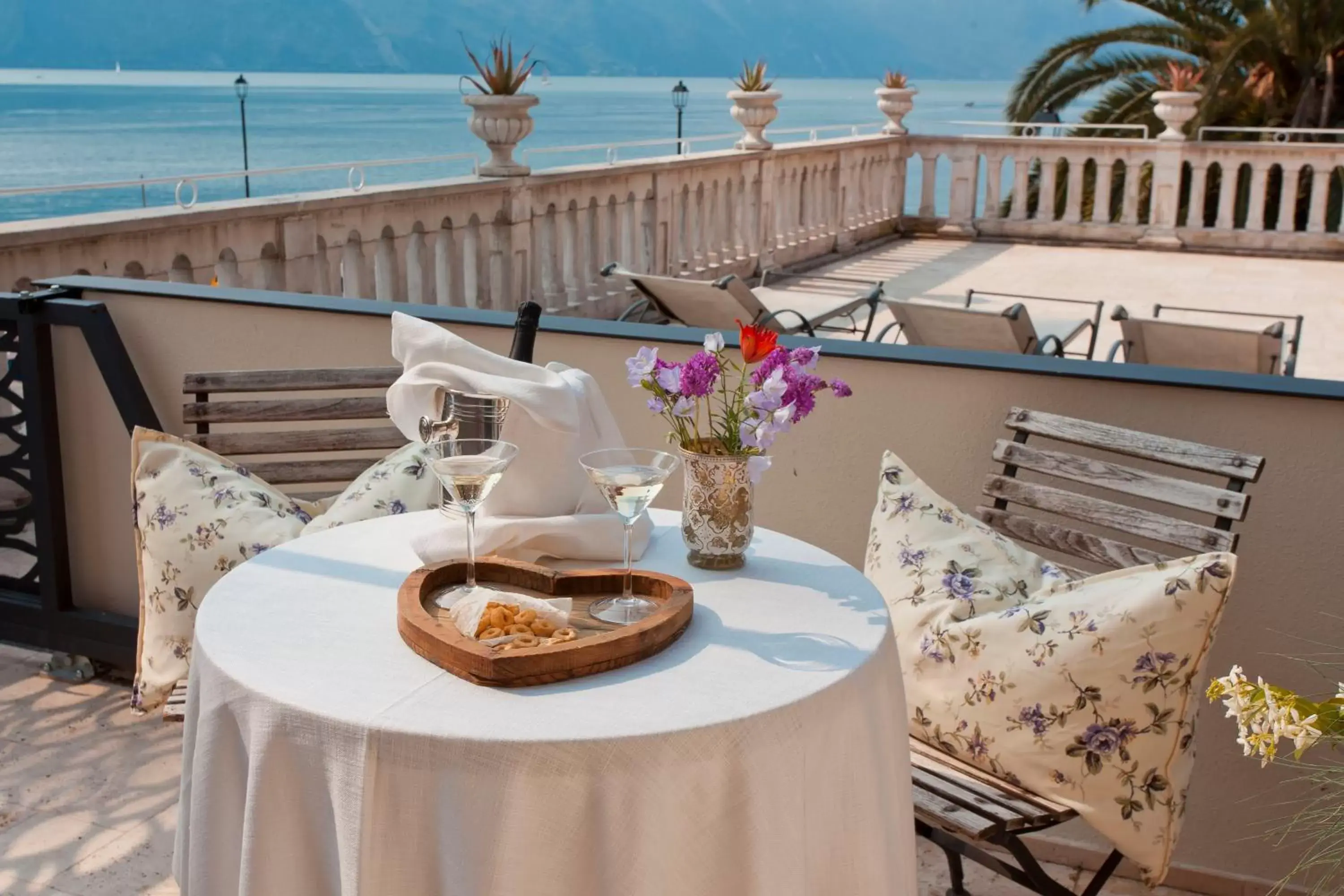 Balcony/Terrace, Restaurant/Places to Eat in Bellavista Hotel Deluxe Apartments