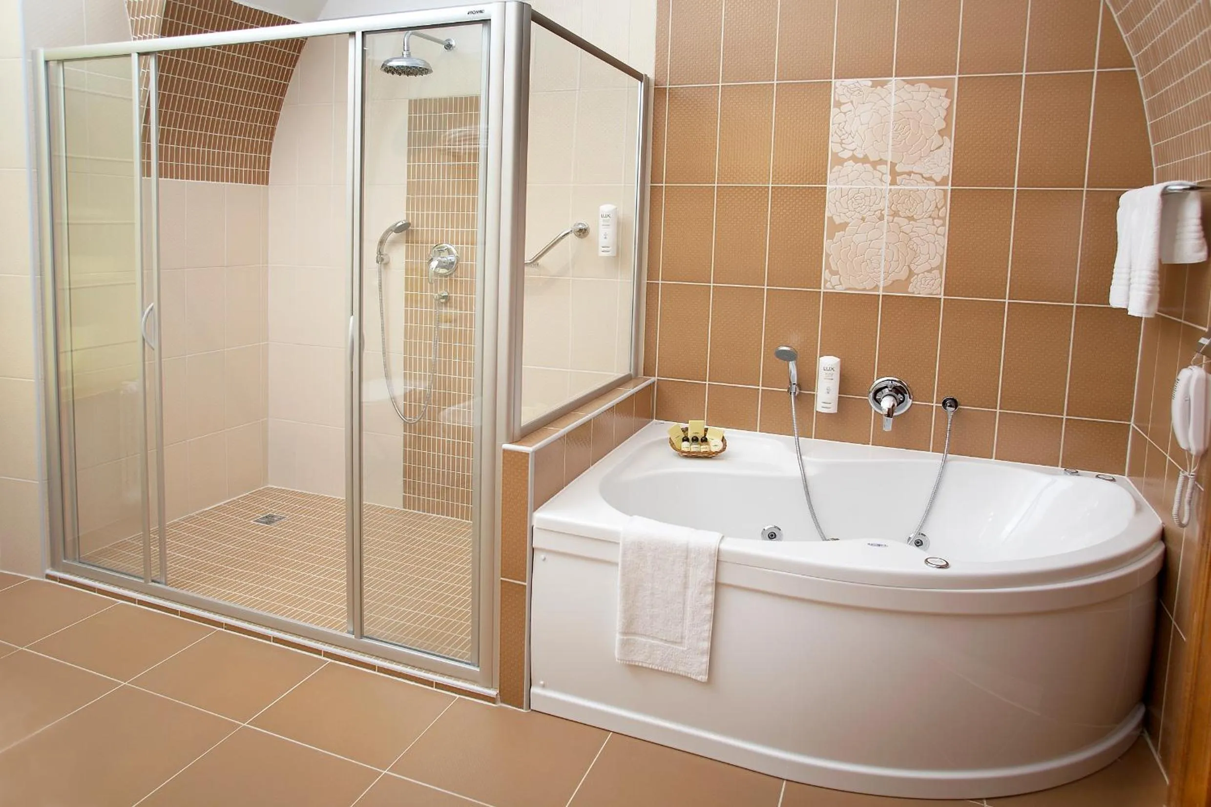 Hot Tub in Hotel Metamorphis